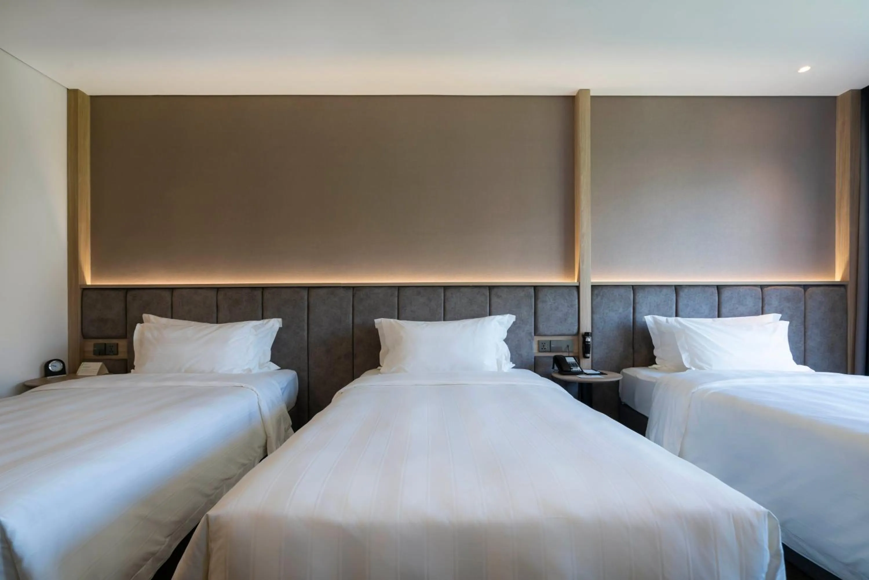 Bed in Wyndham Garden Legend Halong