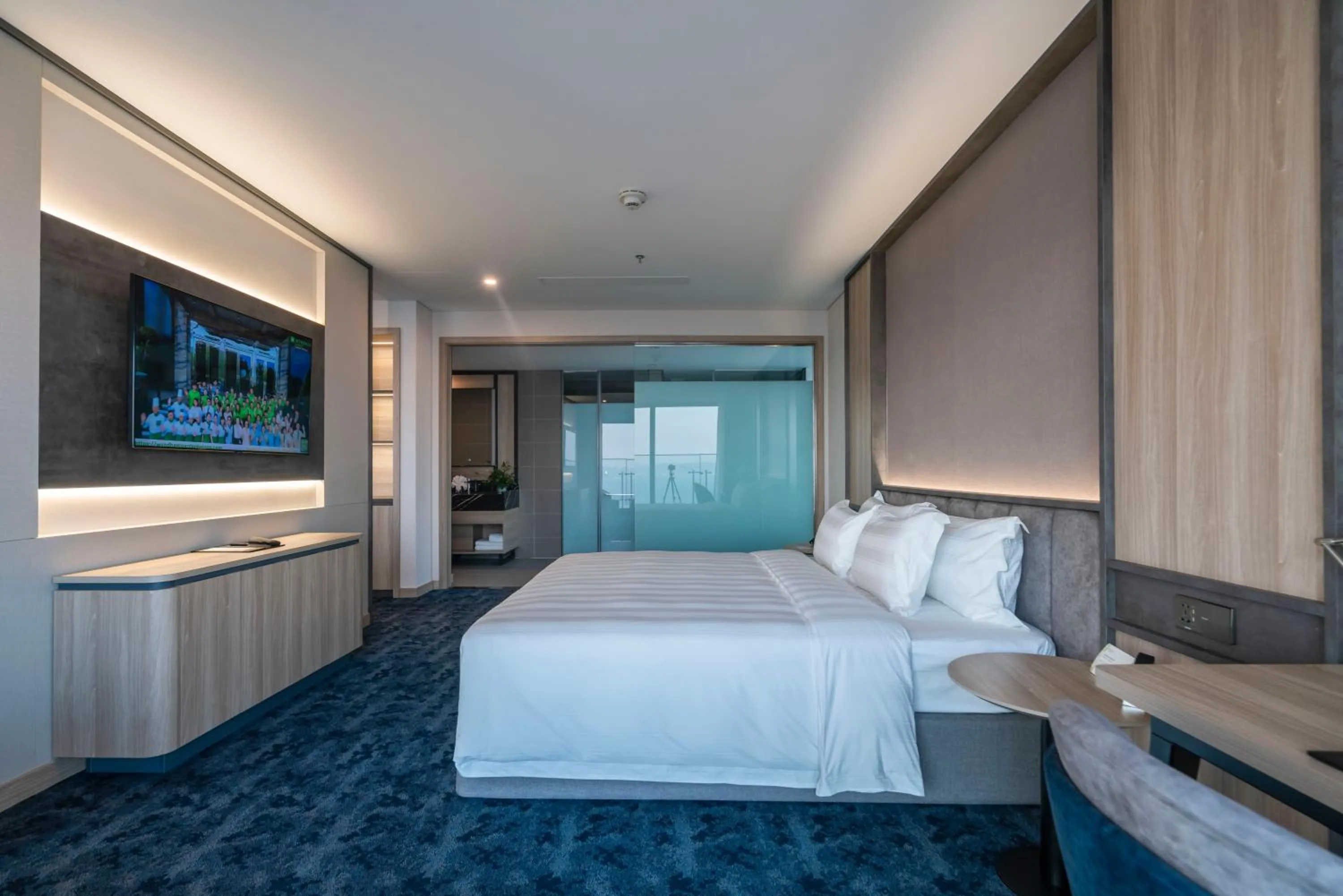 Bedroom, Bed in Wyndham Garden Legend Halong