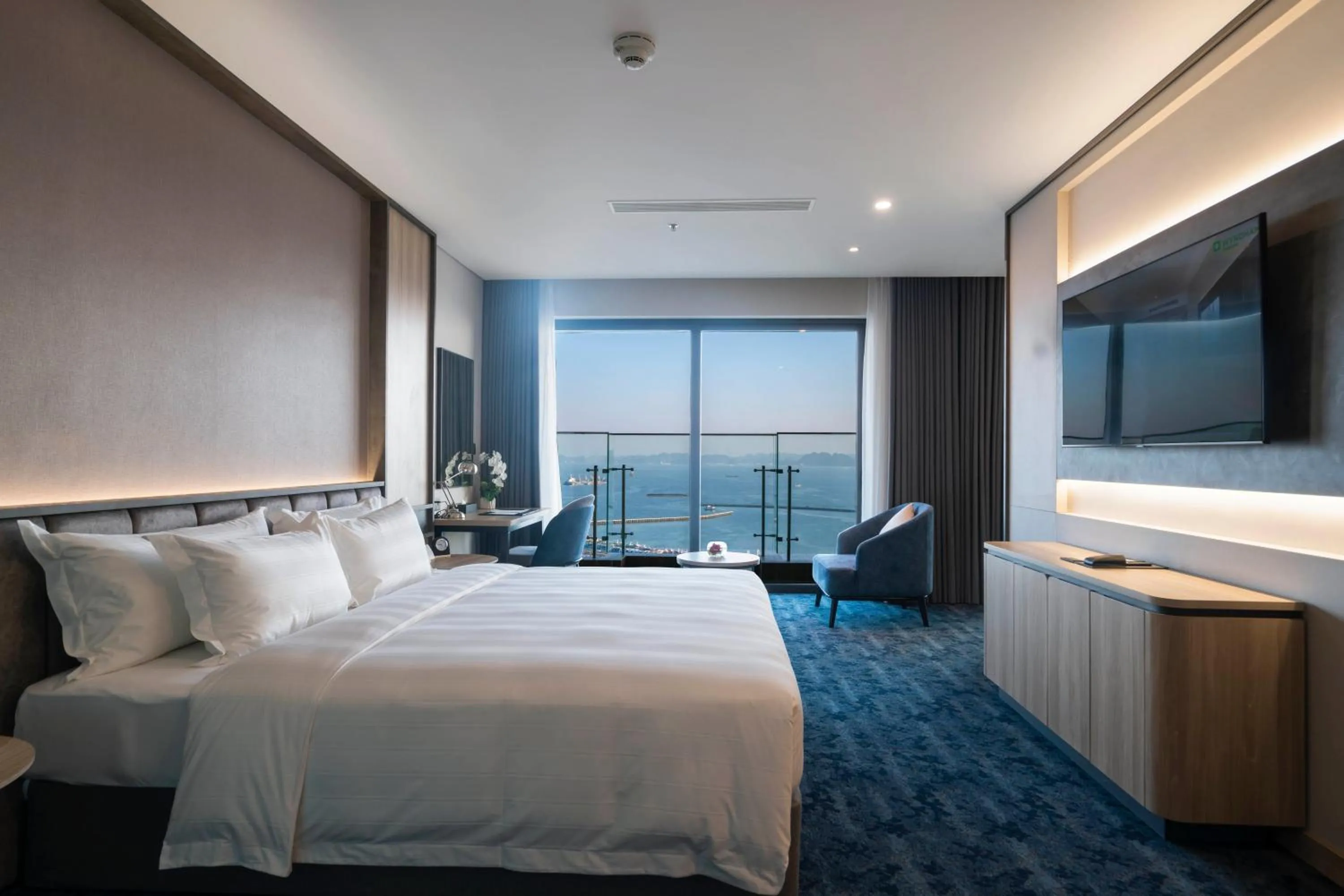 Sea view, Bed in Wyndham Garden Legend Halong