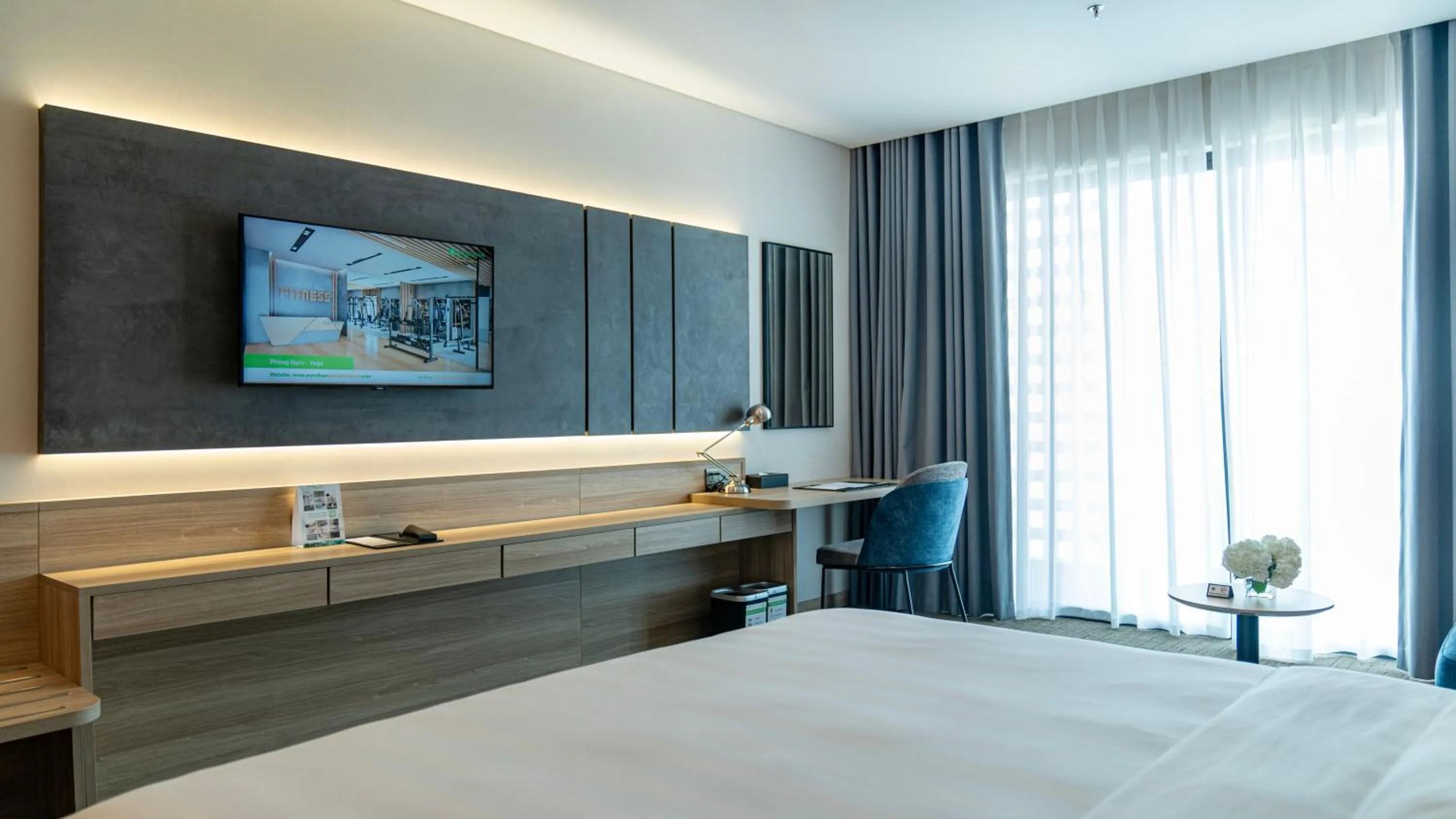 Photo of the whole room, Bed in Wyndham Garden Legend Halong