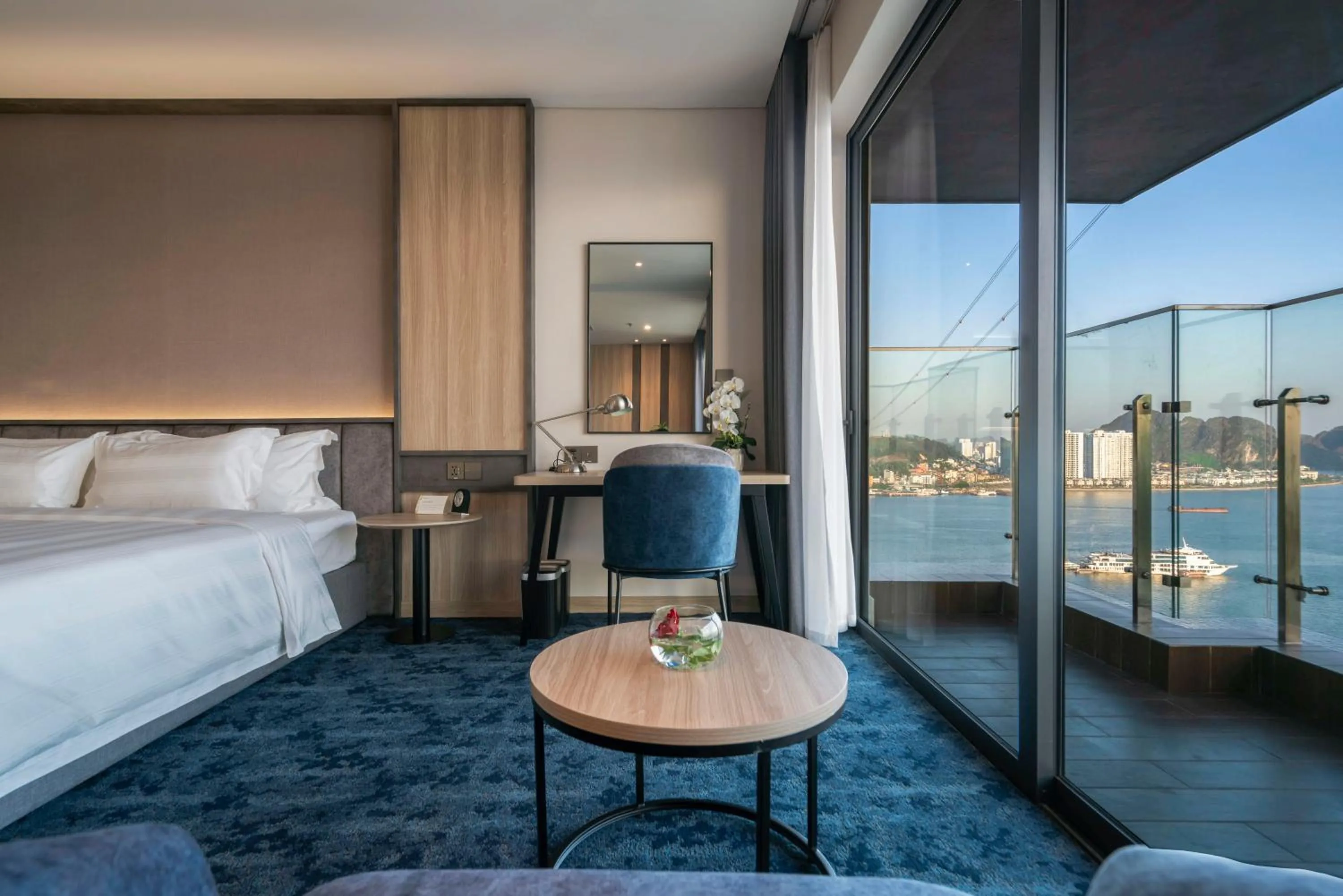 Balcony/Terrace, Bed in Wyndham Garden Legend Halong