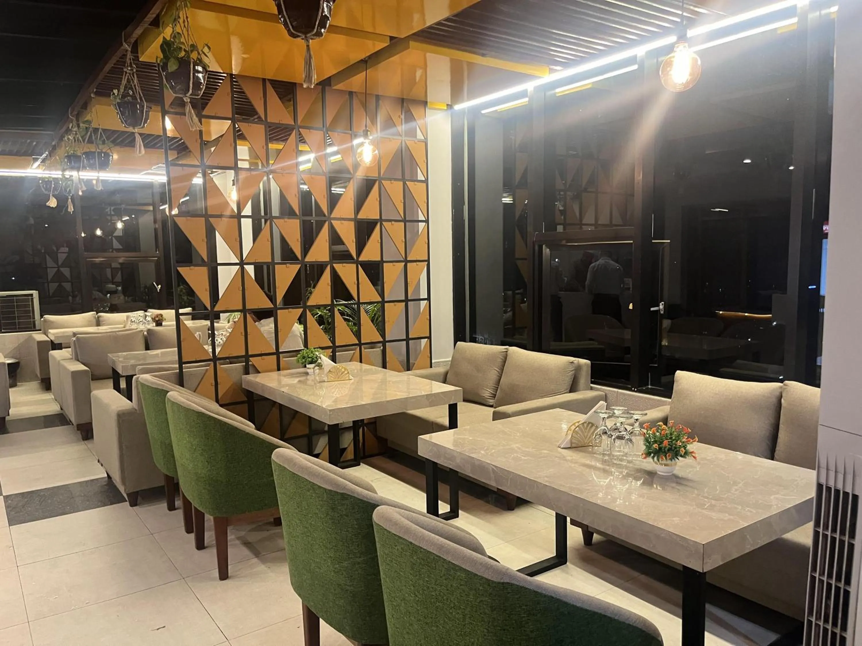 Restaurant/places to eat in Hotel Grand Akther