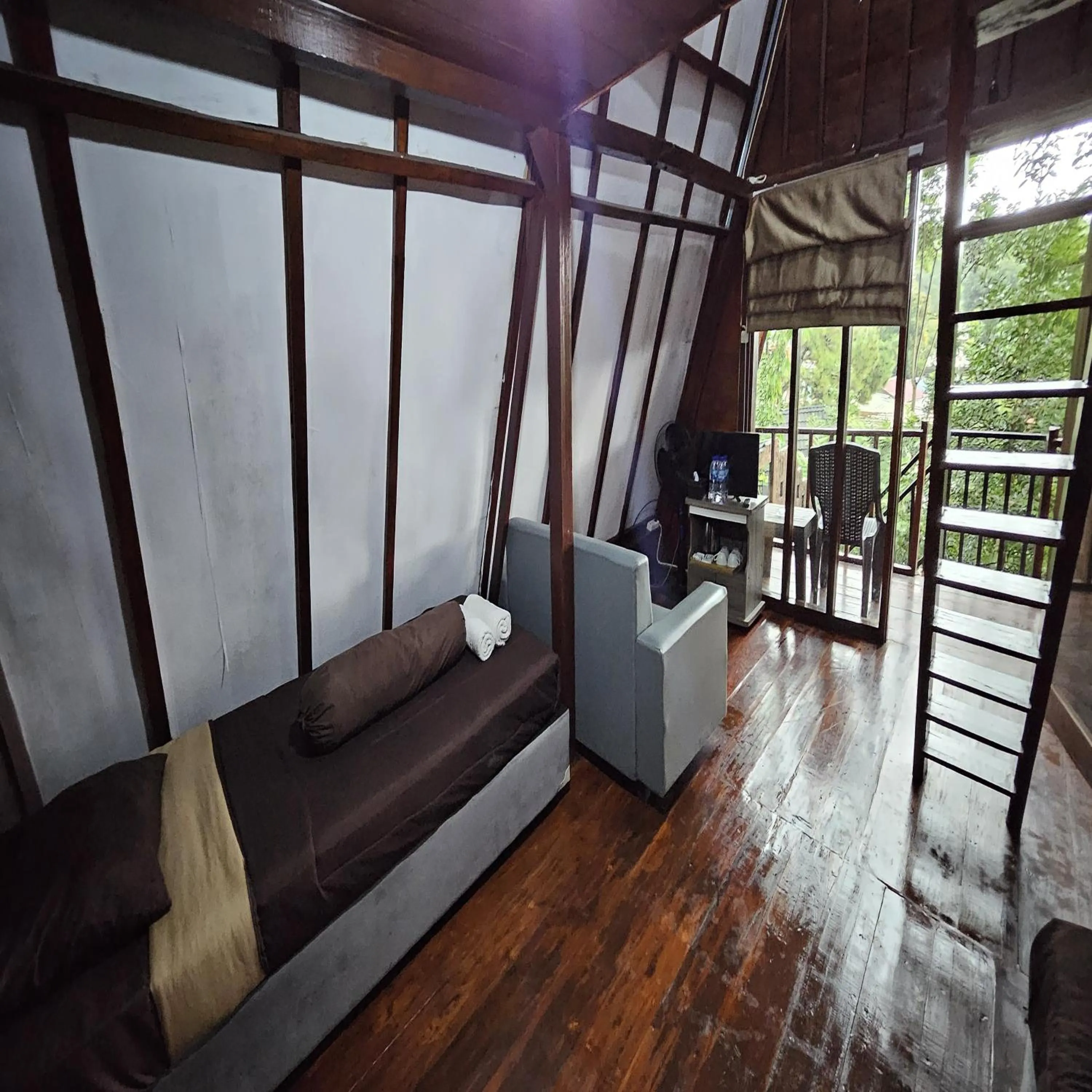 Living room in Green Panorama Resort by MHM