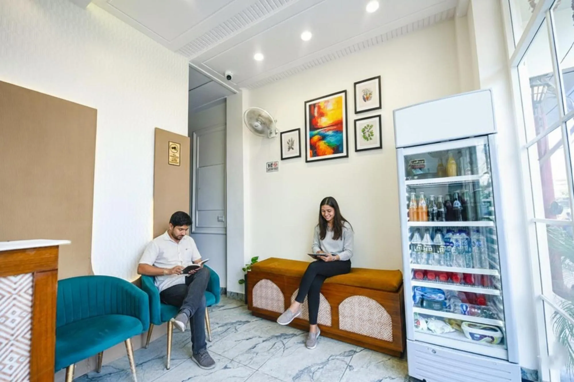 Seating area in FabHotel K9 Ovilas