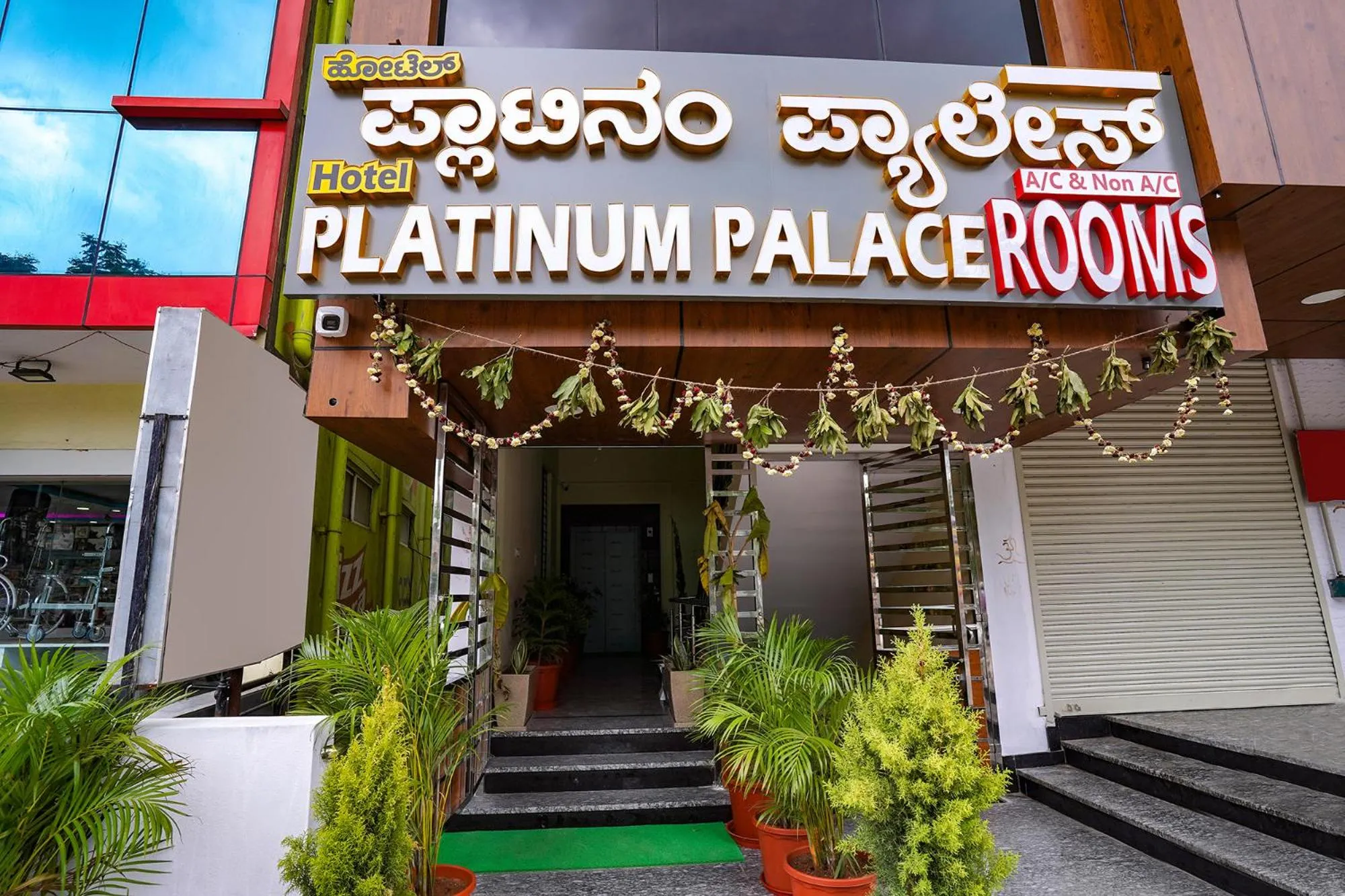 Facade/entrance in Via Platinum Palace