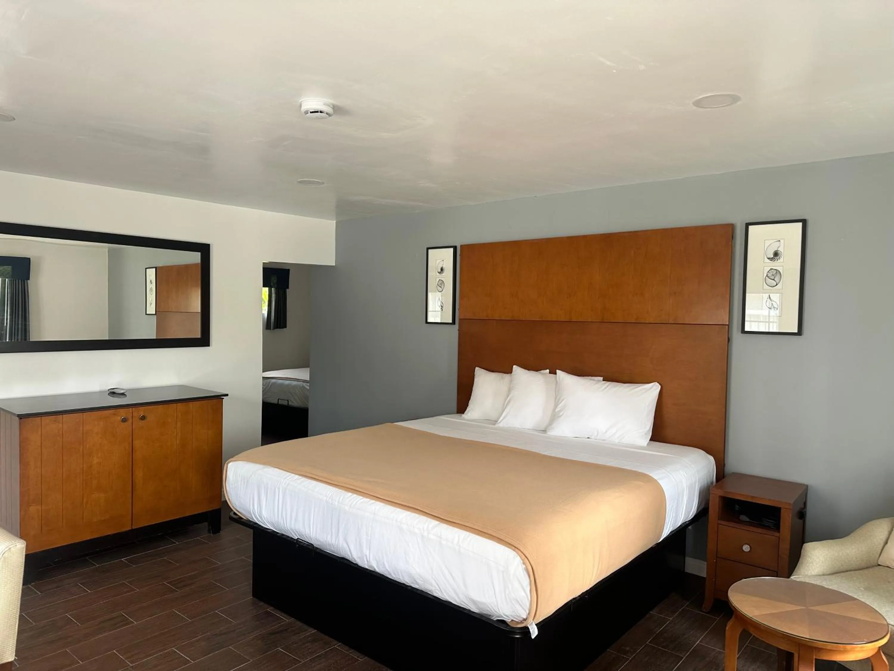 Photo of the whole room, Bed in Oceanside Inn & Suites