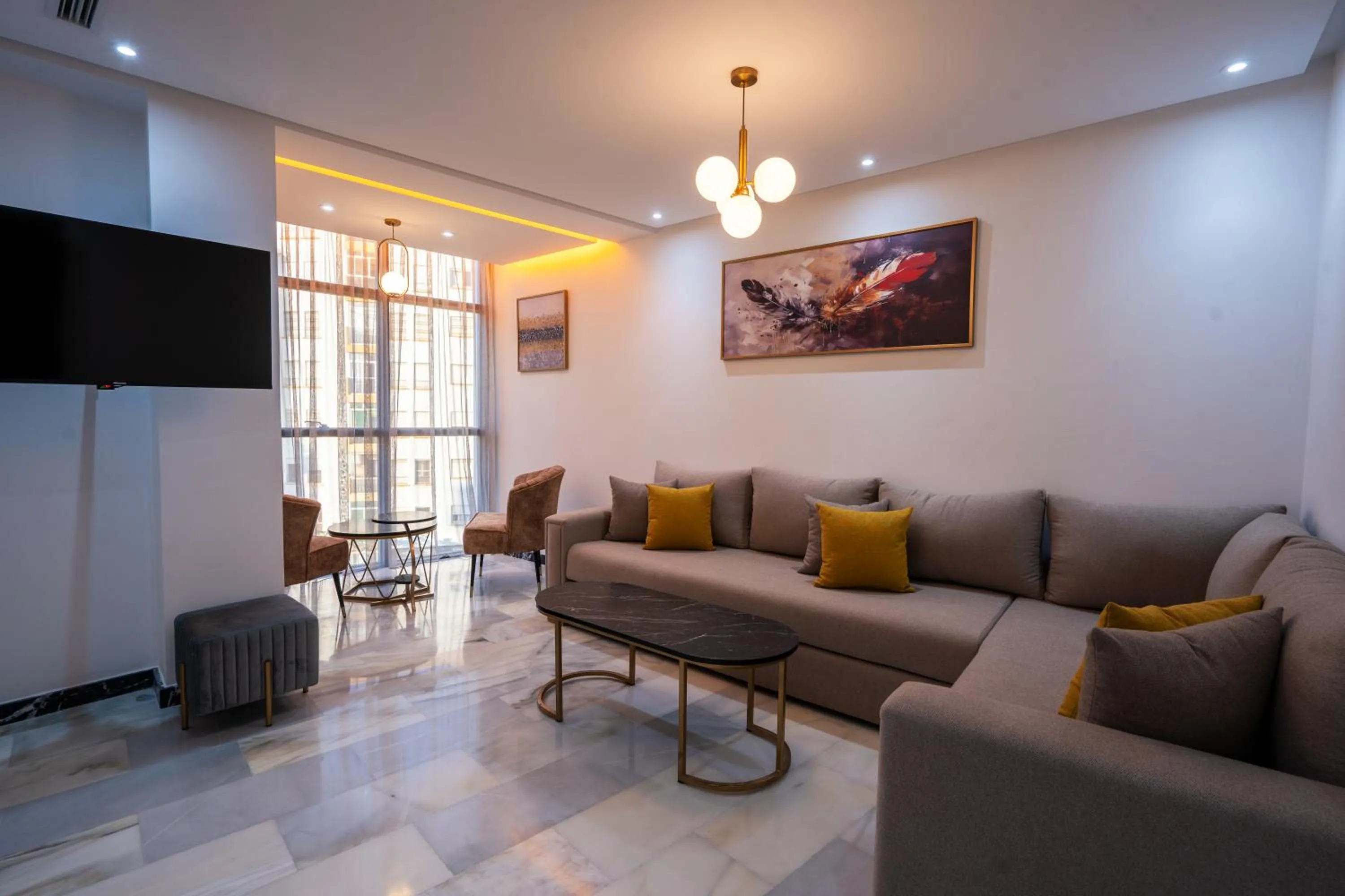 Communal lounge/ TV room in IMMOKA SUITEs