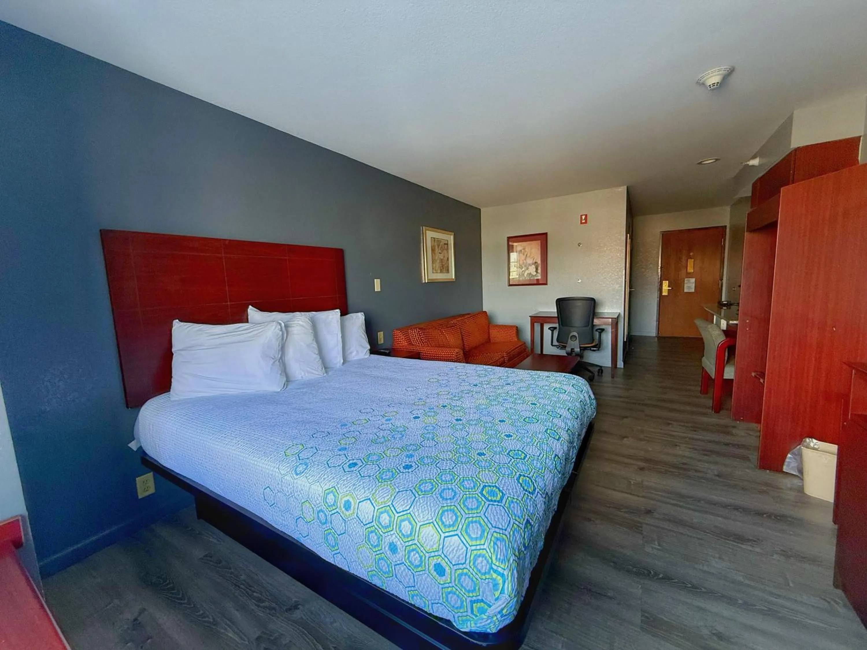 Bed in BlissPoint Inn & Suites, Northwood