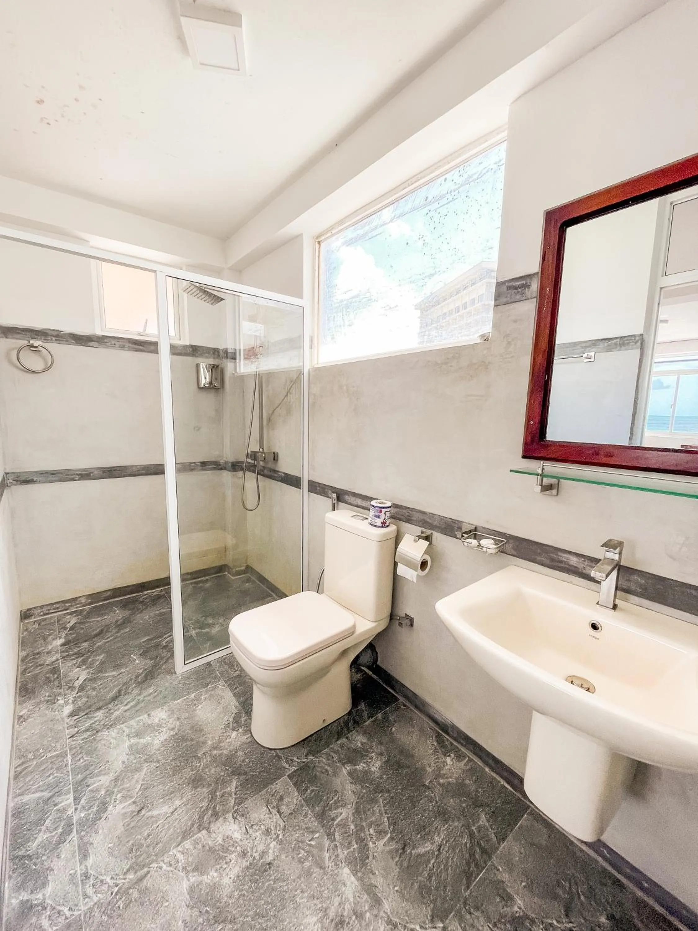 Shower in New Wave Beach Resort Unawatuna