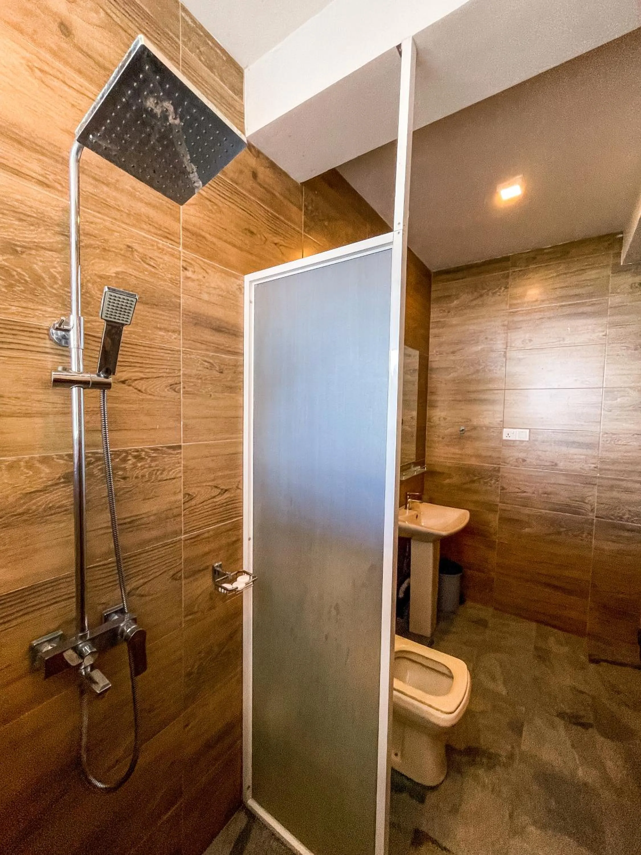 Shower in New Wave Beach Resort Unawatuna