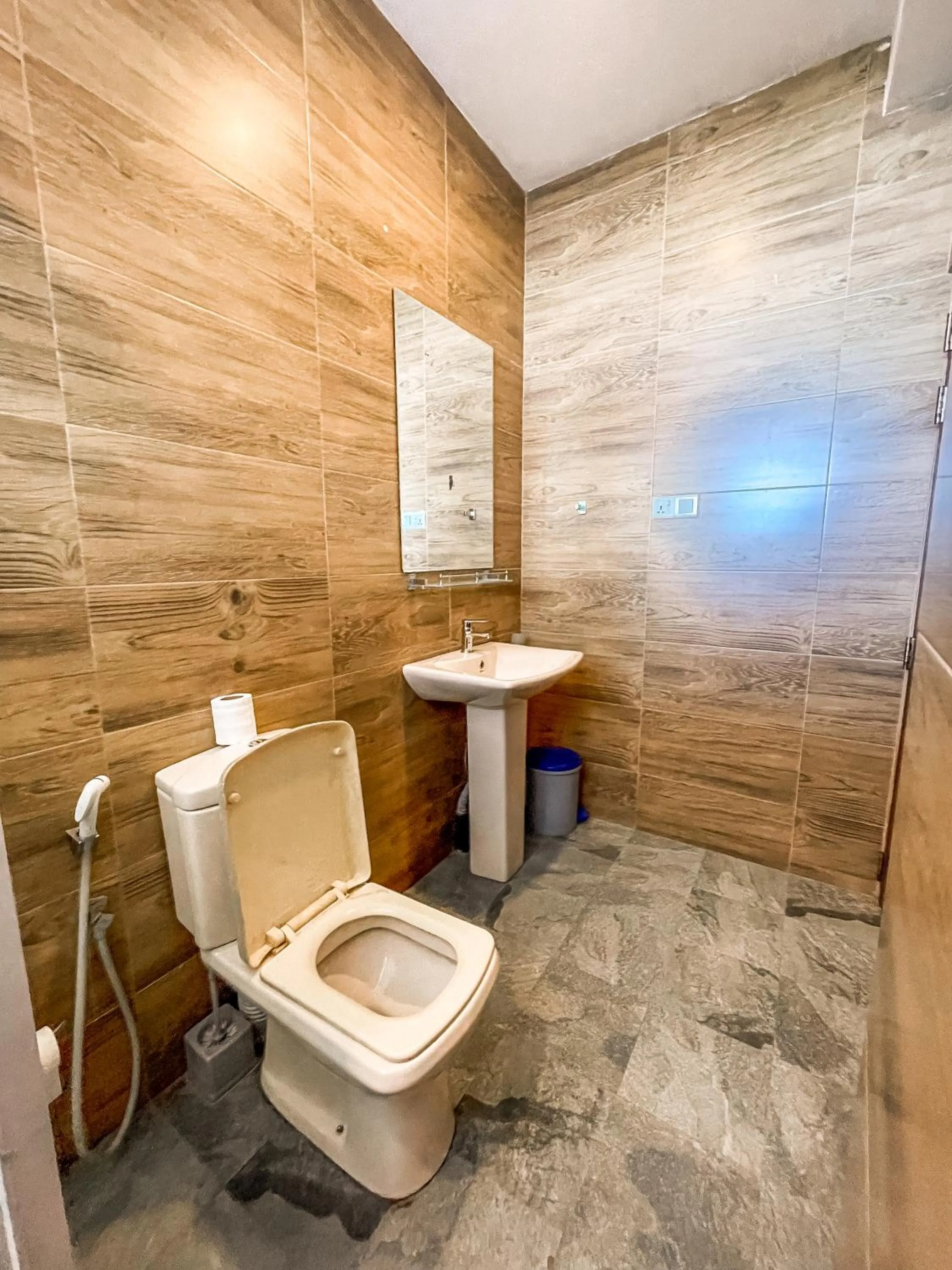 Shower in New Wave Beach Resort Unawatuna