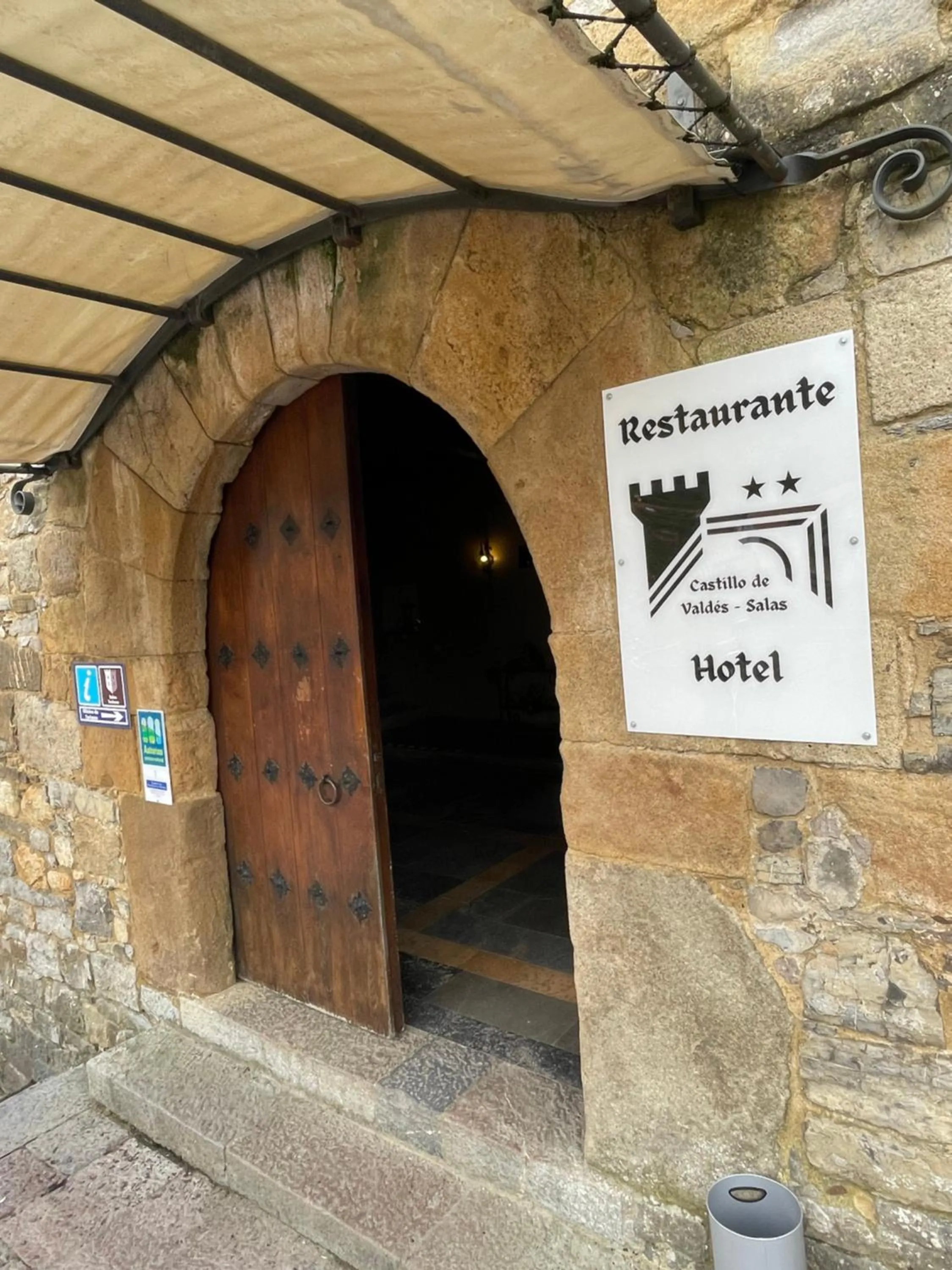 Facade/entrance in Hotel Castillo Valdés Salas