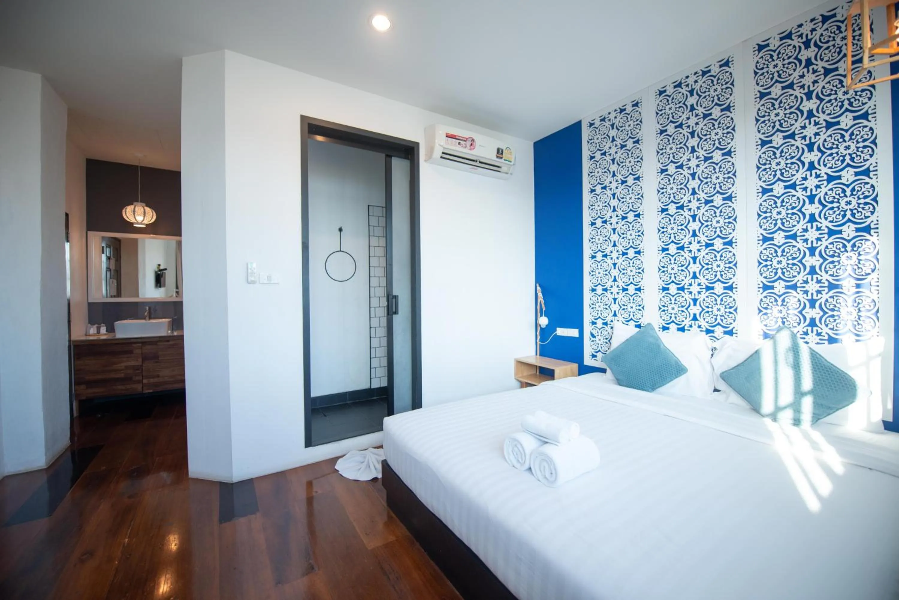 Bathroom, Bed in The Rommanee Classic Guesthouse