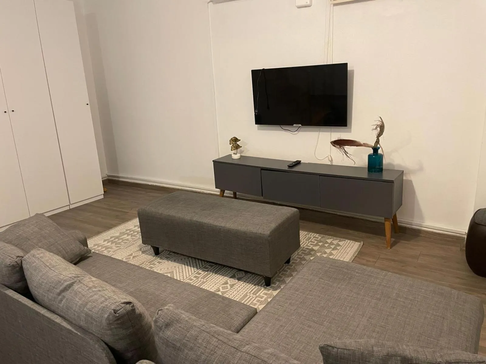 Communal lounge/ TV room in Sorta Hotel