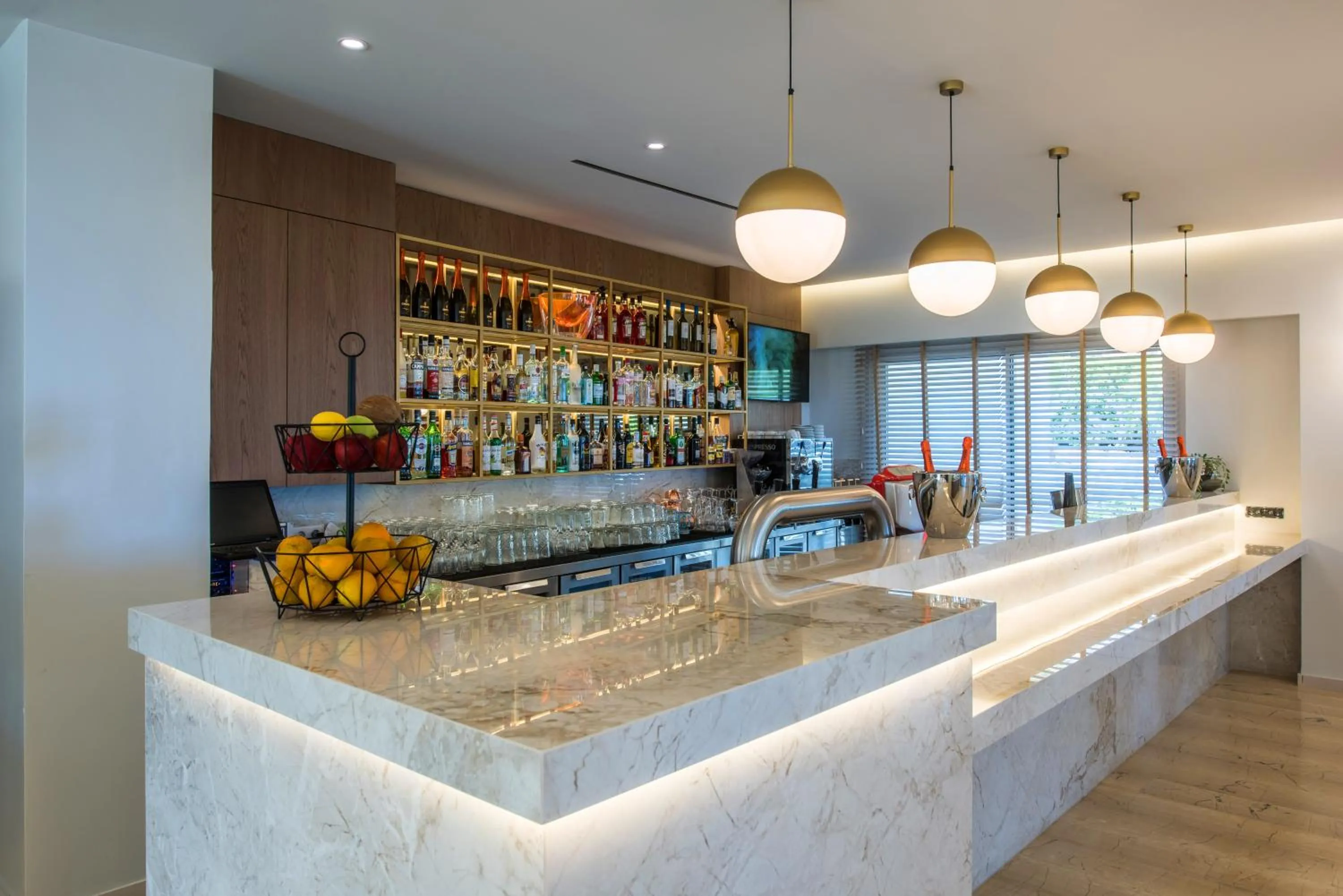 Restaurant/places to eat in Hotel Matheo Villas & Suites