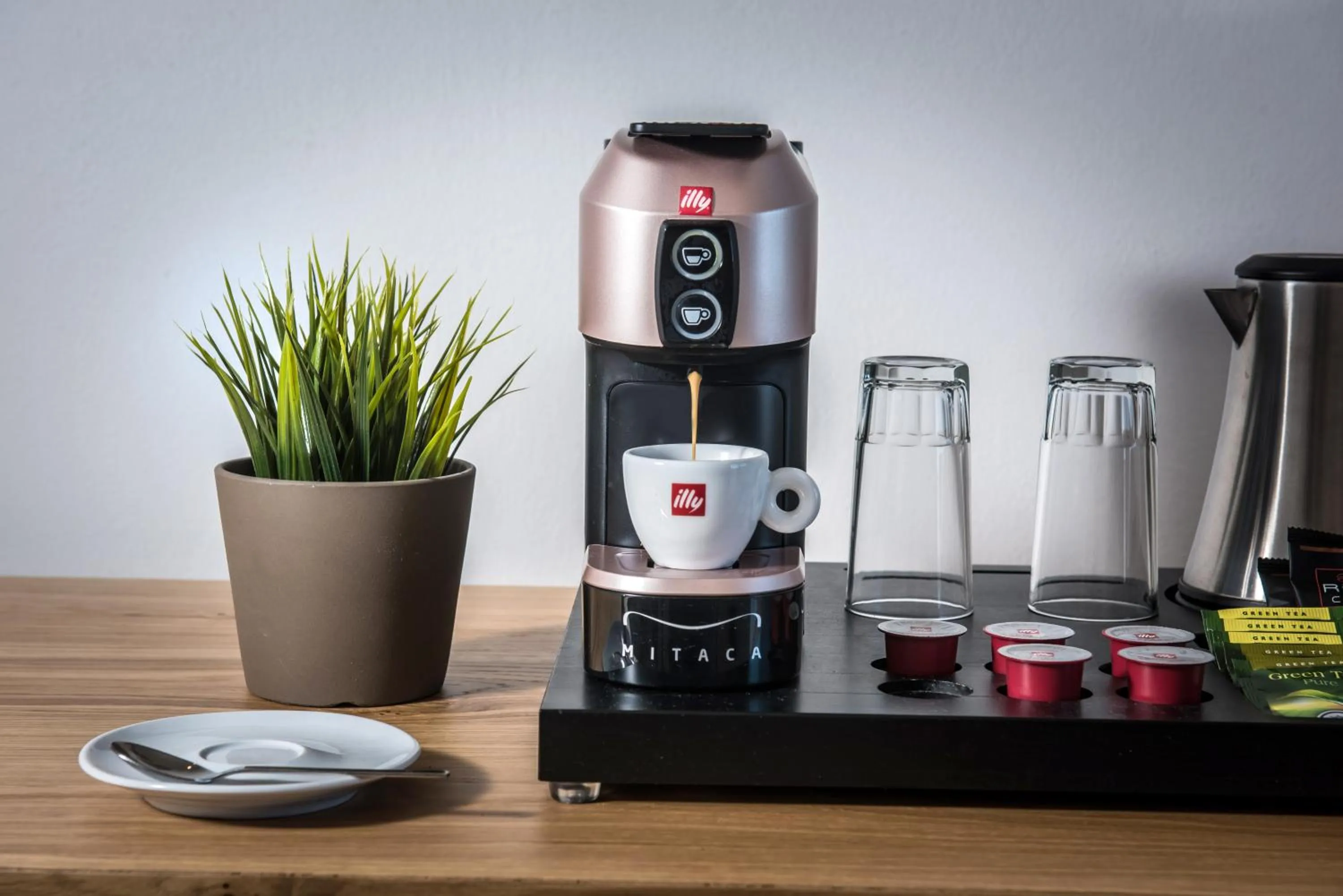 Coffee/tea facilities in Hotel Matheo Villas & Suites