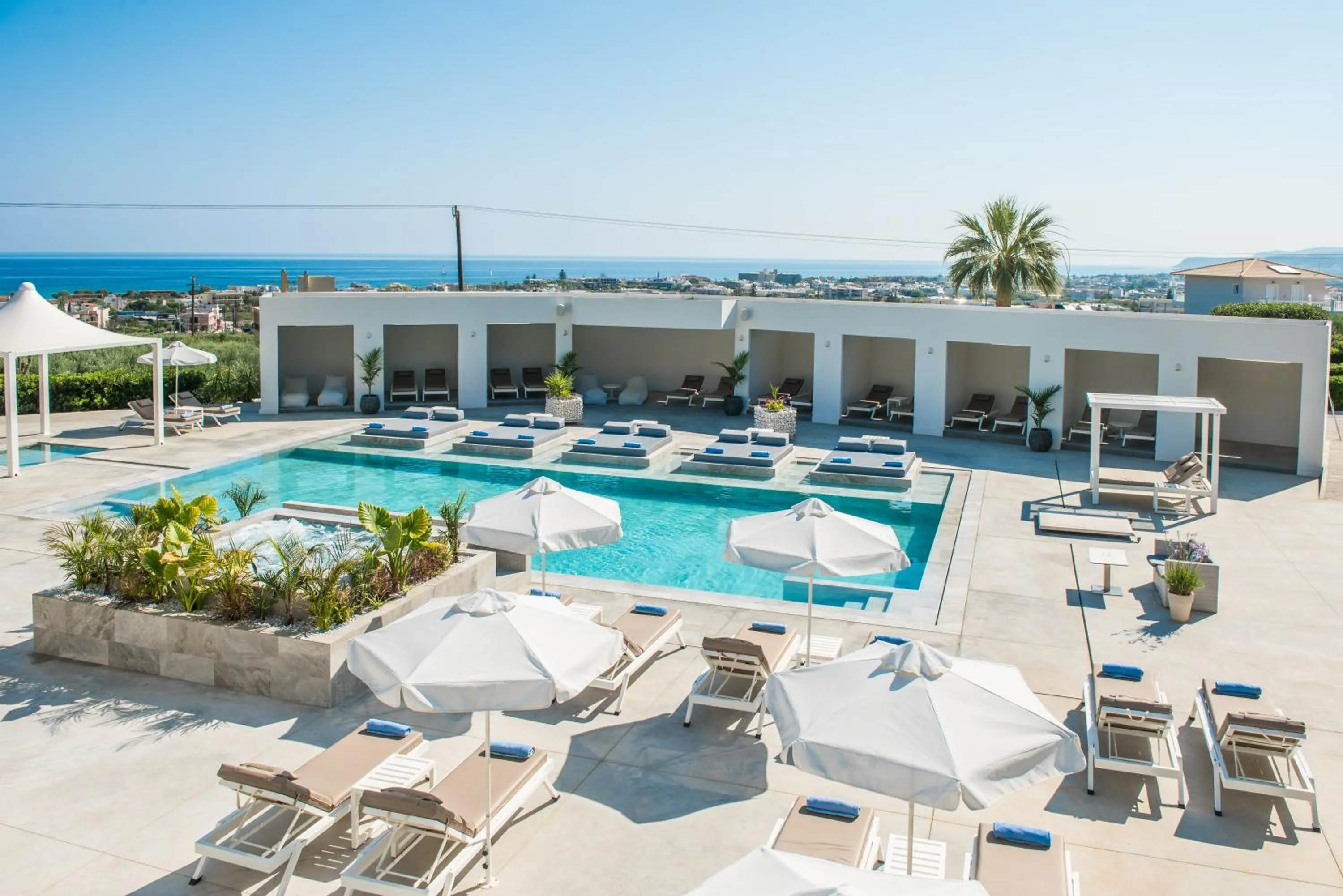 Swimming pool in Hotel Matheo Villas & Suites