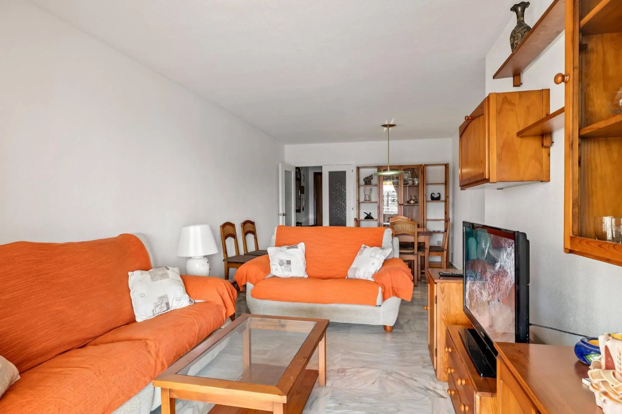 Communal lounge/ TV room in Amazing 3Br, 2 Bath Apart, Close to the Sea