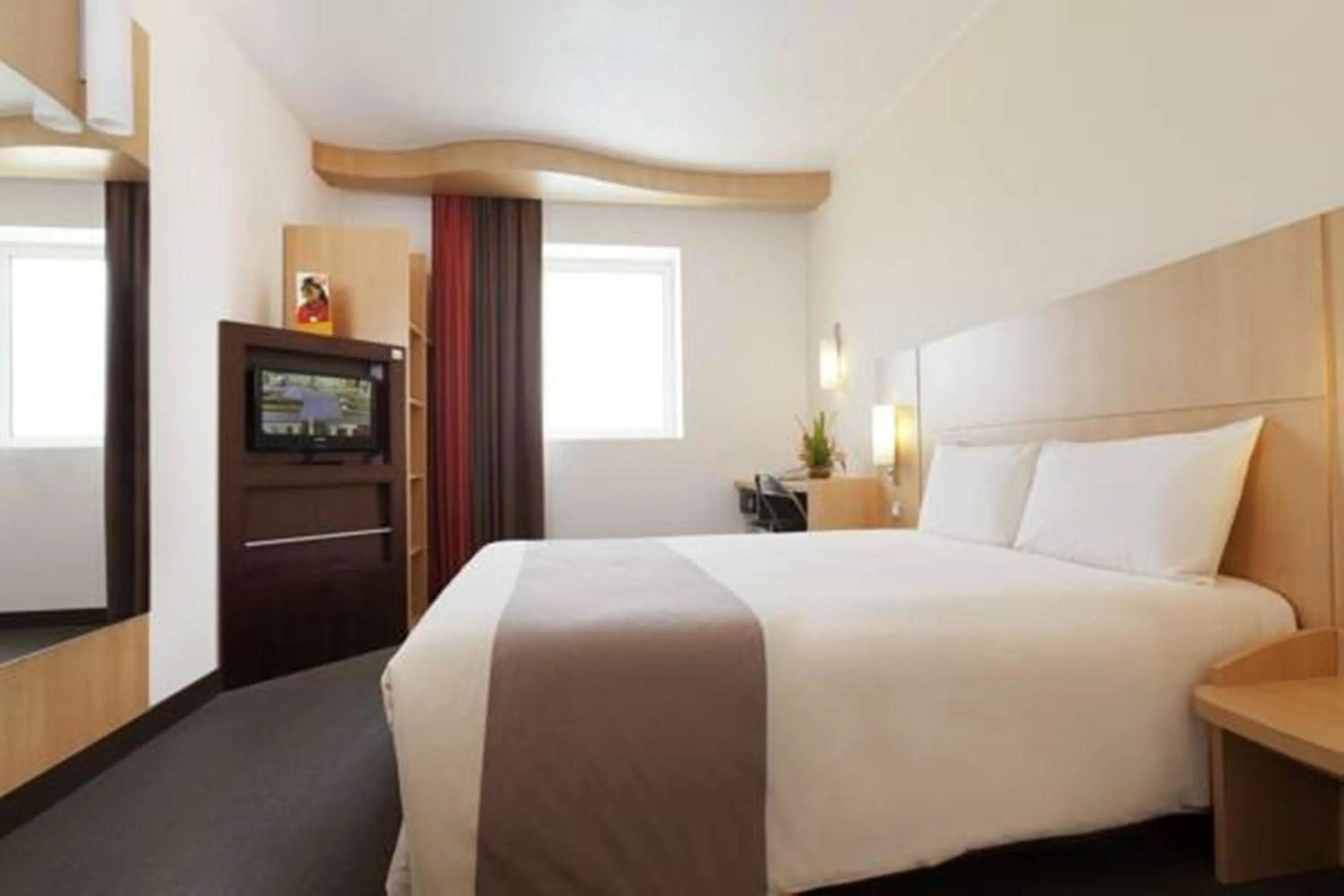 Photo of the whole room, Bed in Ibis Malabo