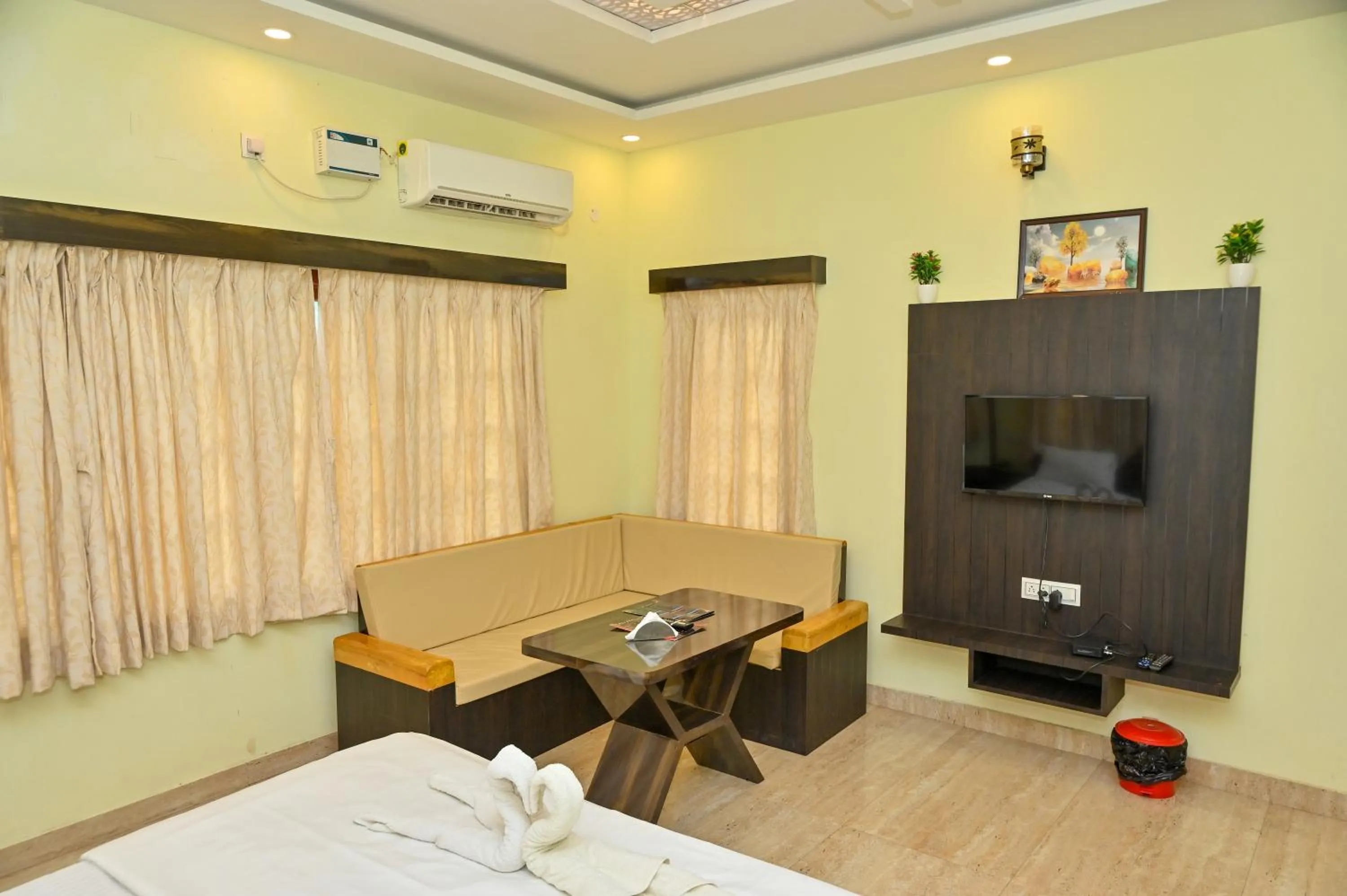 Communal lounge/ TV room in NAVARATHNA International resort