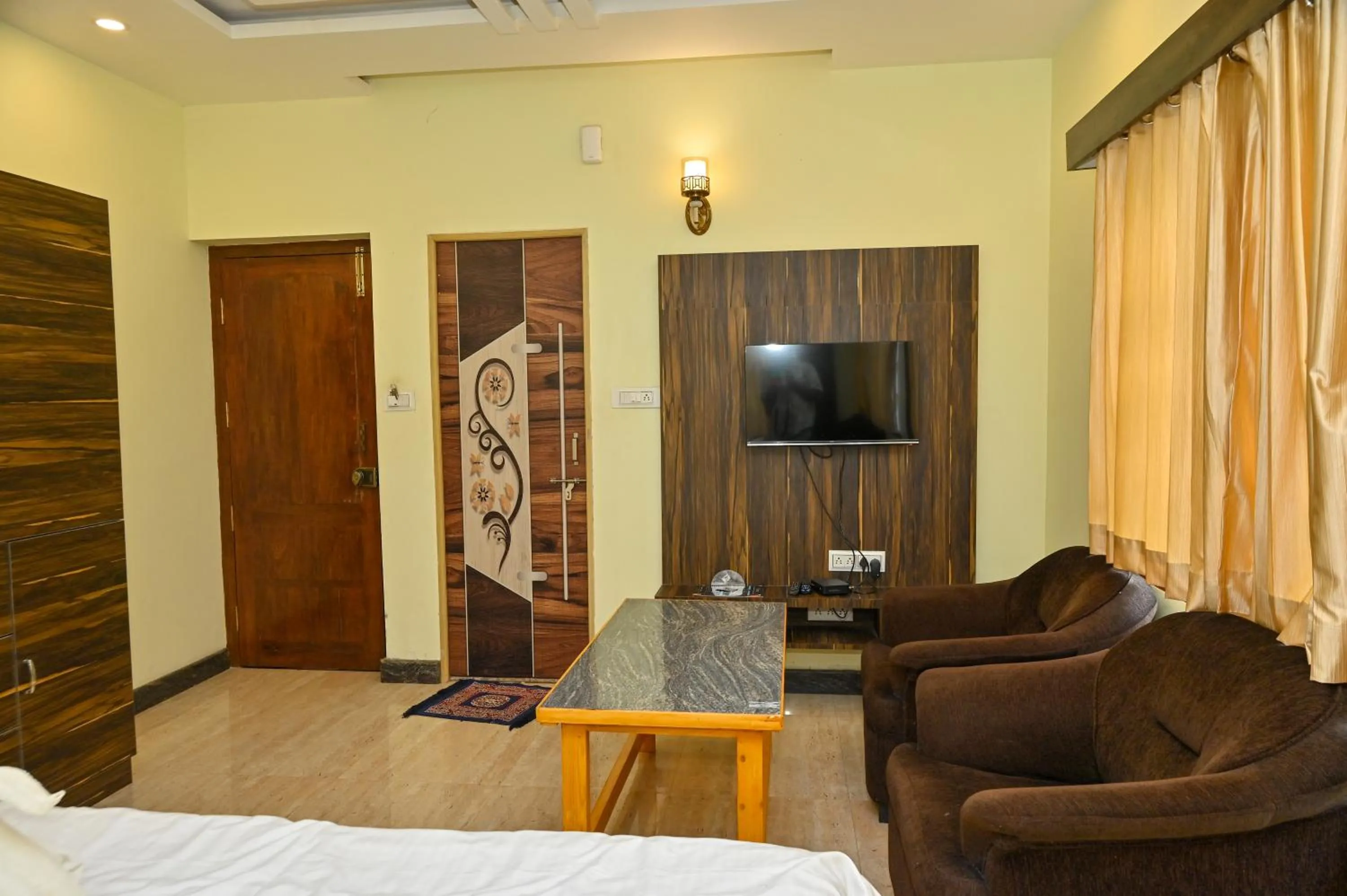 Communal lounge/ TV room in NAVARATHNA International resort