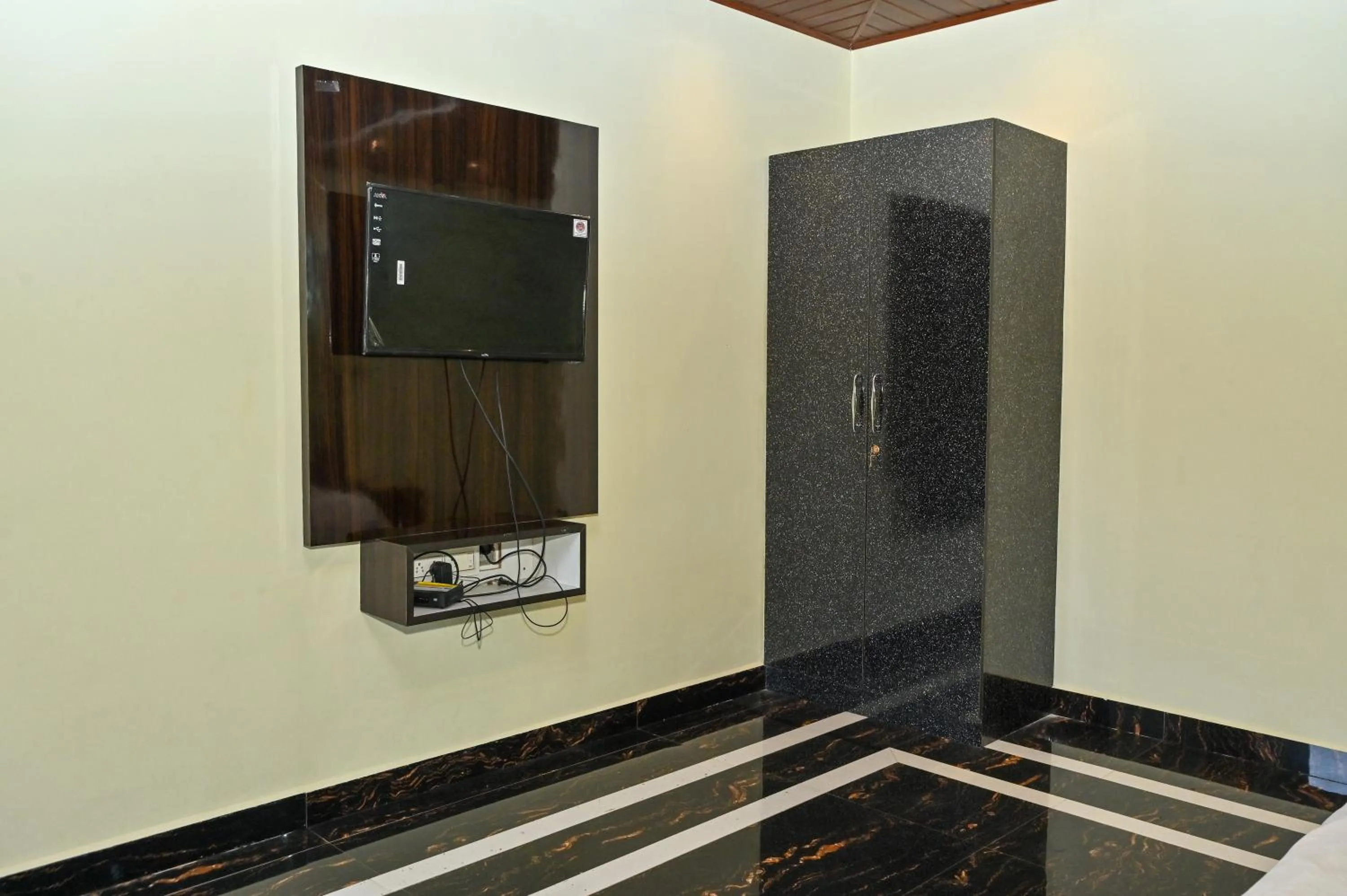 Communal lounge/ TV room in NAVARATHNA International resort