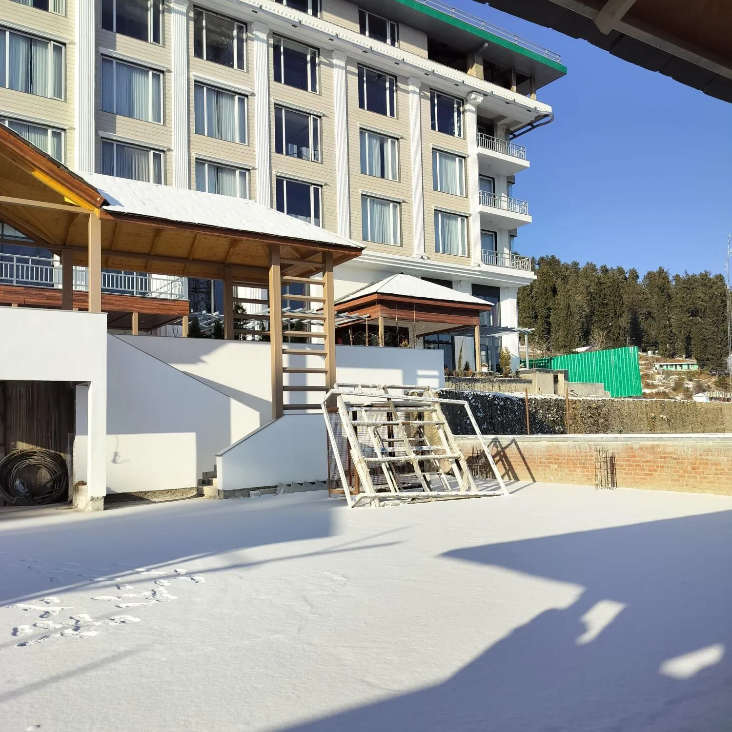 Property building in Hotel Greenberry Narkanda