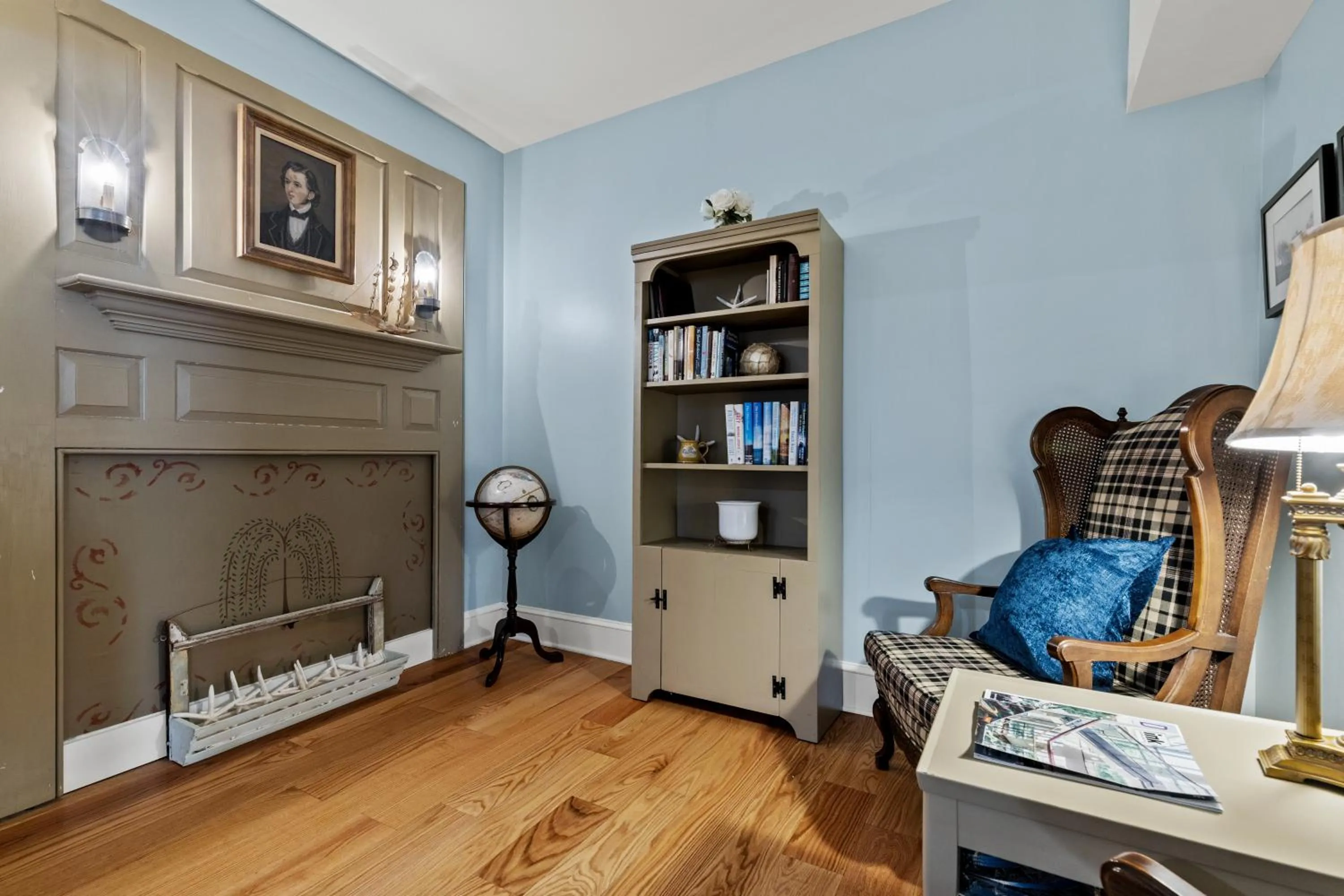 Library in The Captain Stannard