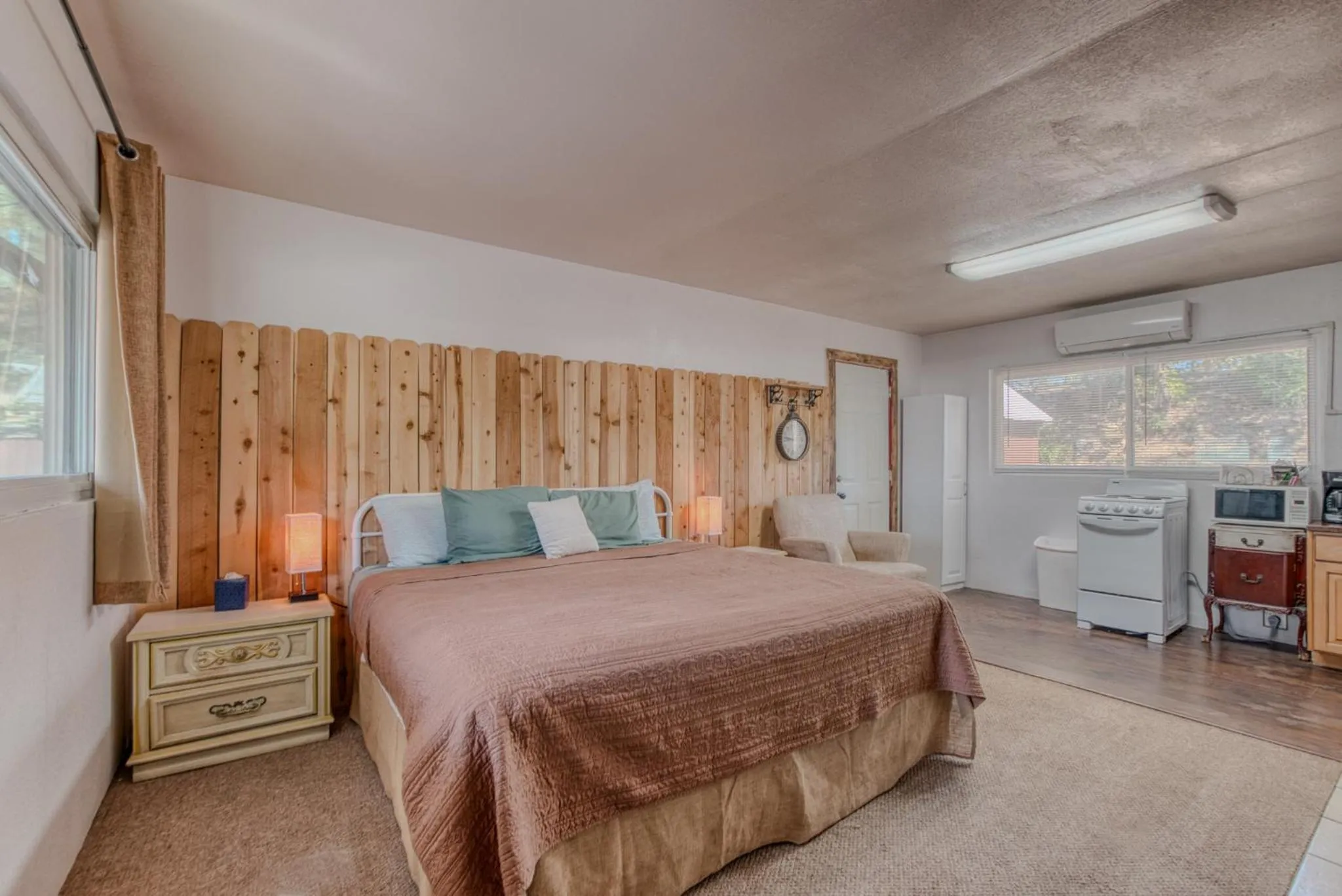 Bed in Enchanted Hideaway Cabins and Cottages