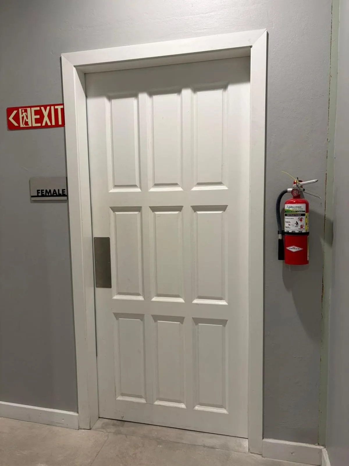 Bathroom in Sandbar Beachfront Hotel & Hostel Restaurant