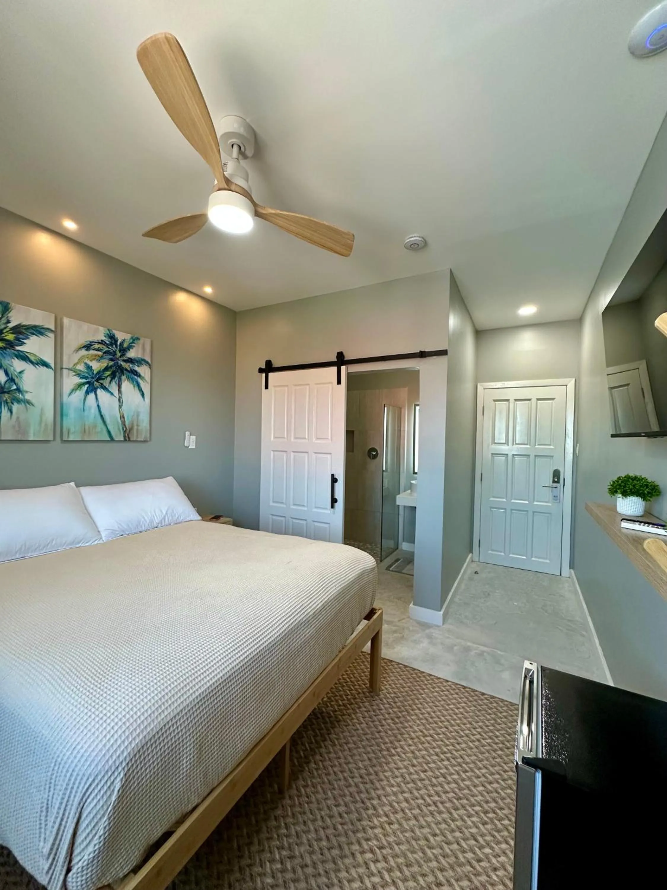 Photo of the whole room, Bed in Sandbar Beachfront Hotel & Hostel Restaurant