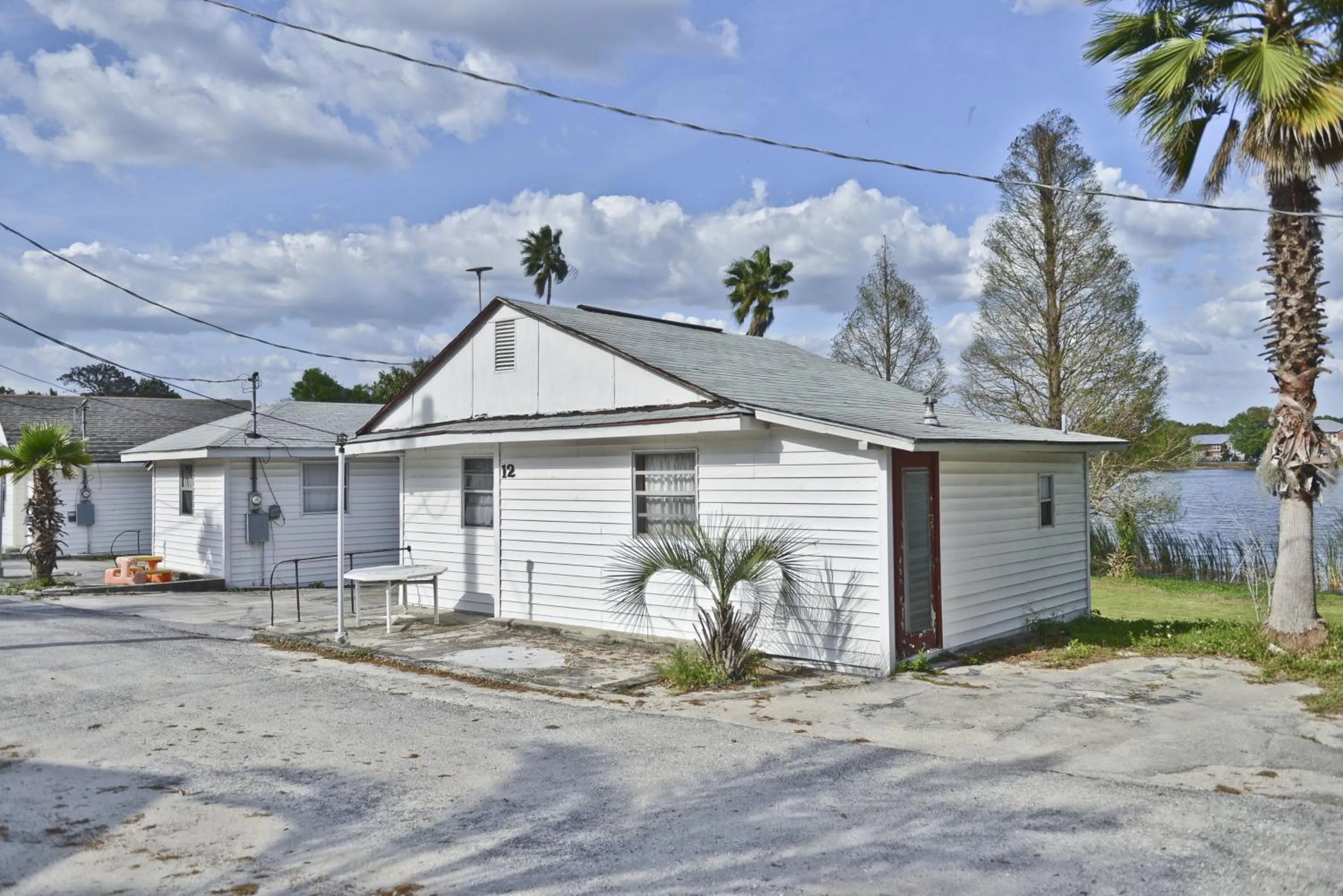 Area and facilities in Lake Ida Beach Resort
