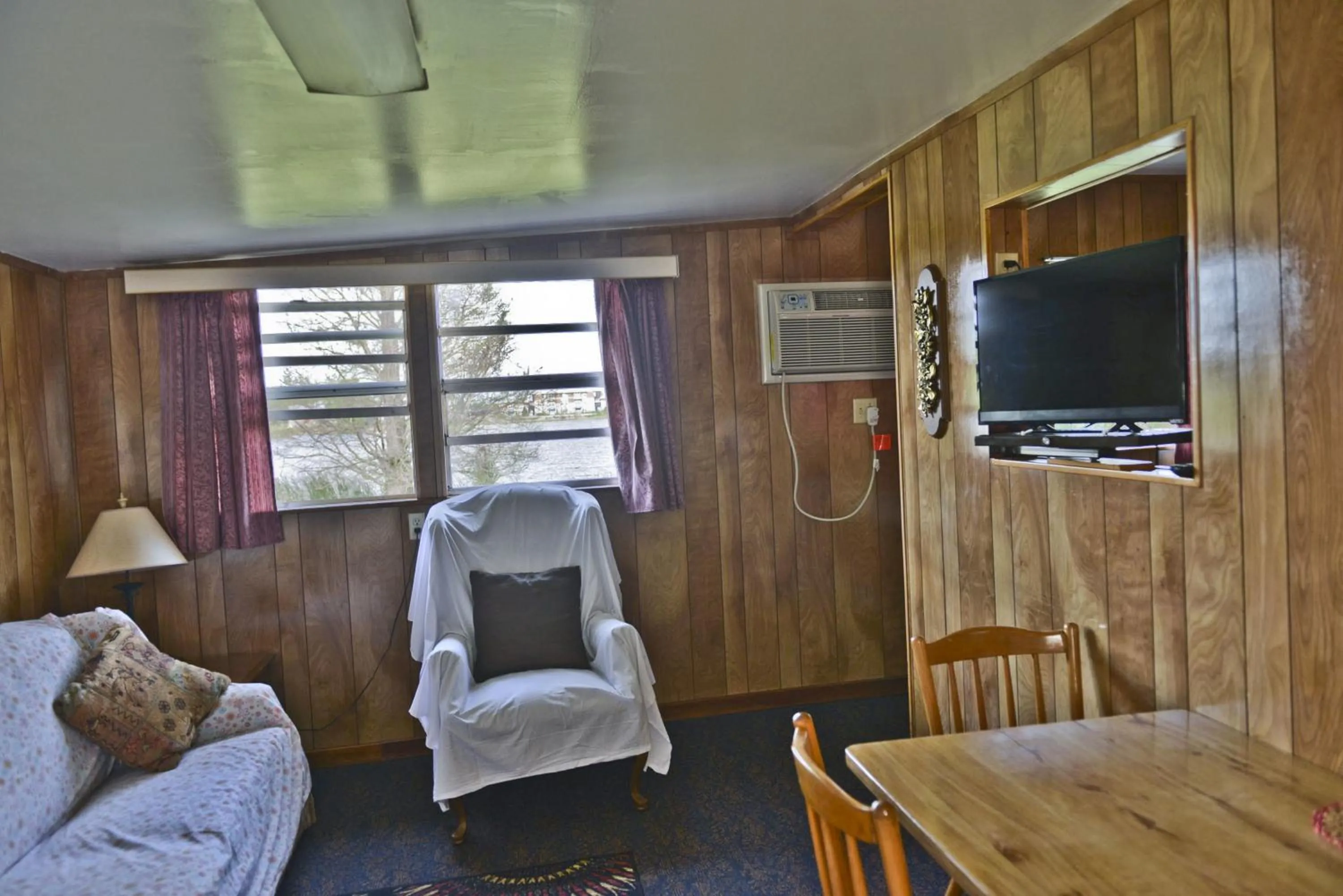 Seating area in Lake Ida Beach Resort