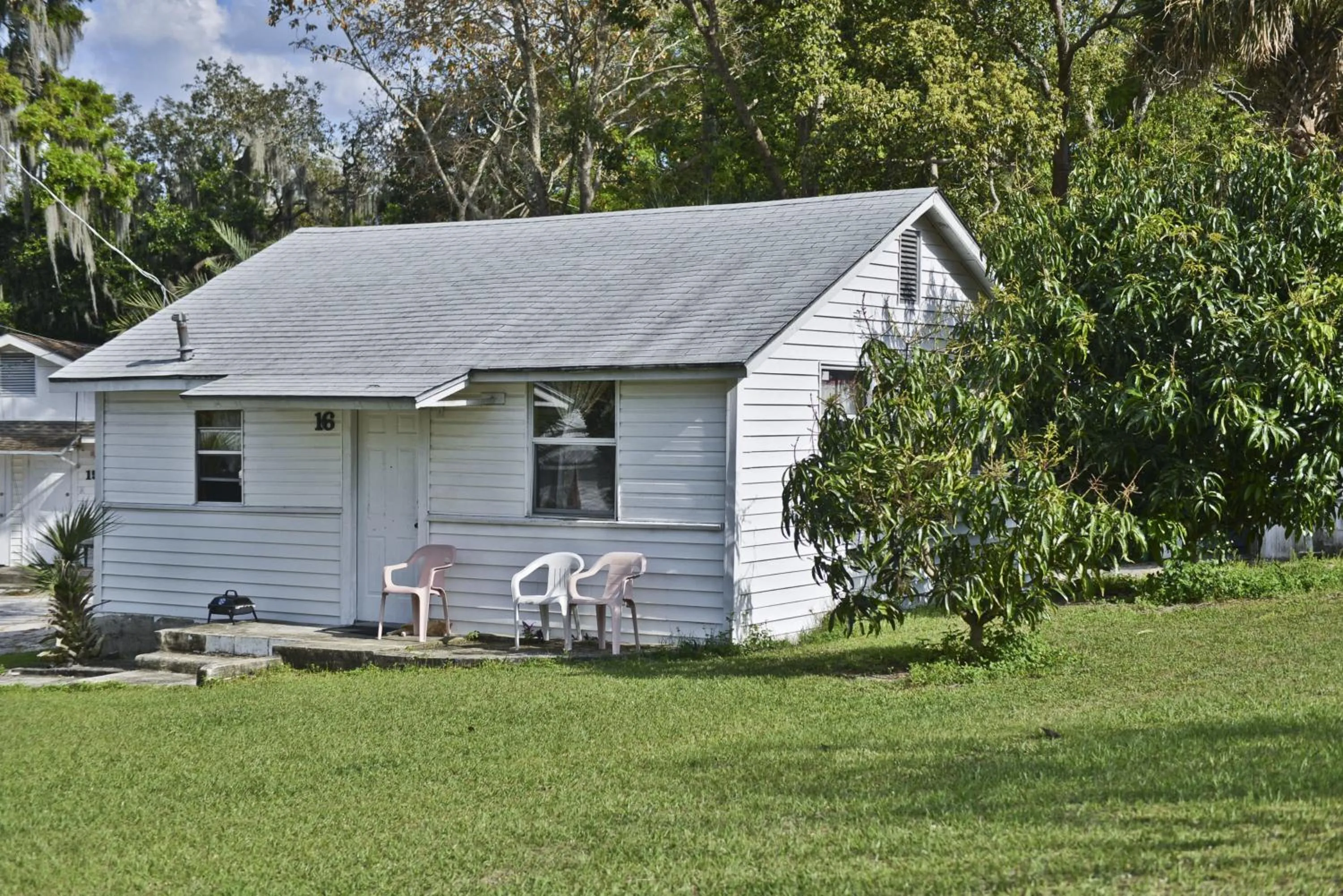 Photo of the whole room in Lake Ida Beach Resort