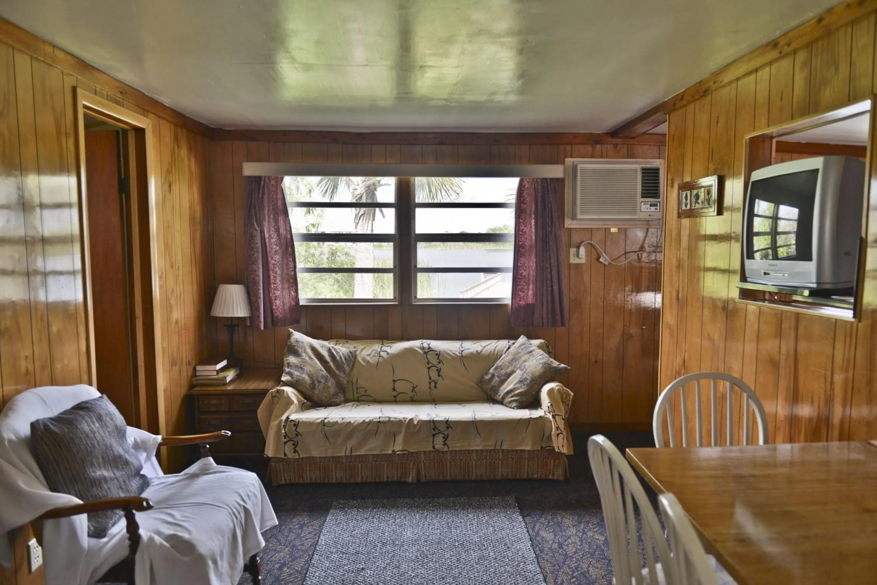 Seating area in Lake Ida Beach Resort