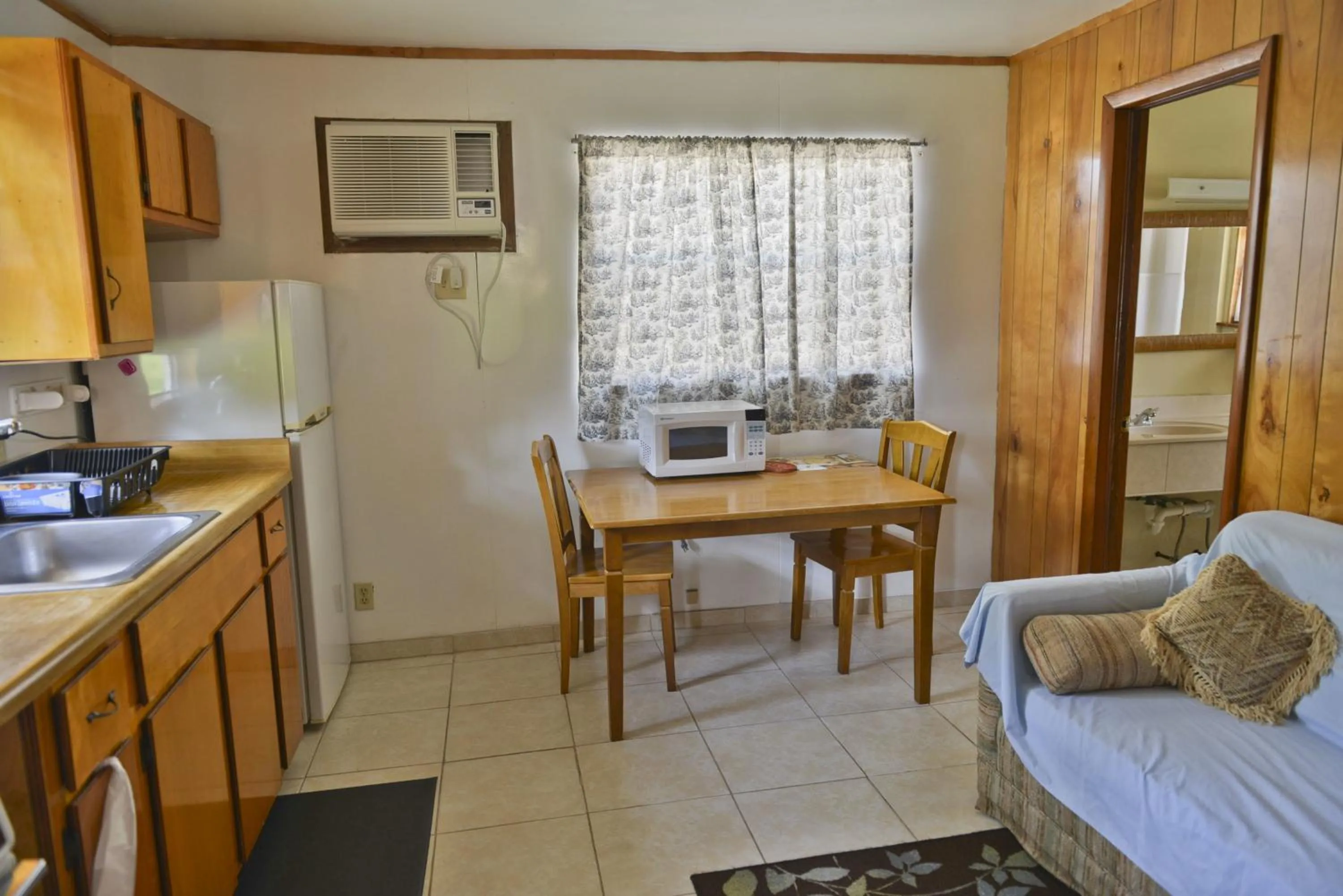 Living room in Lake Ida Beach Resort