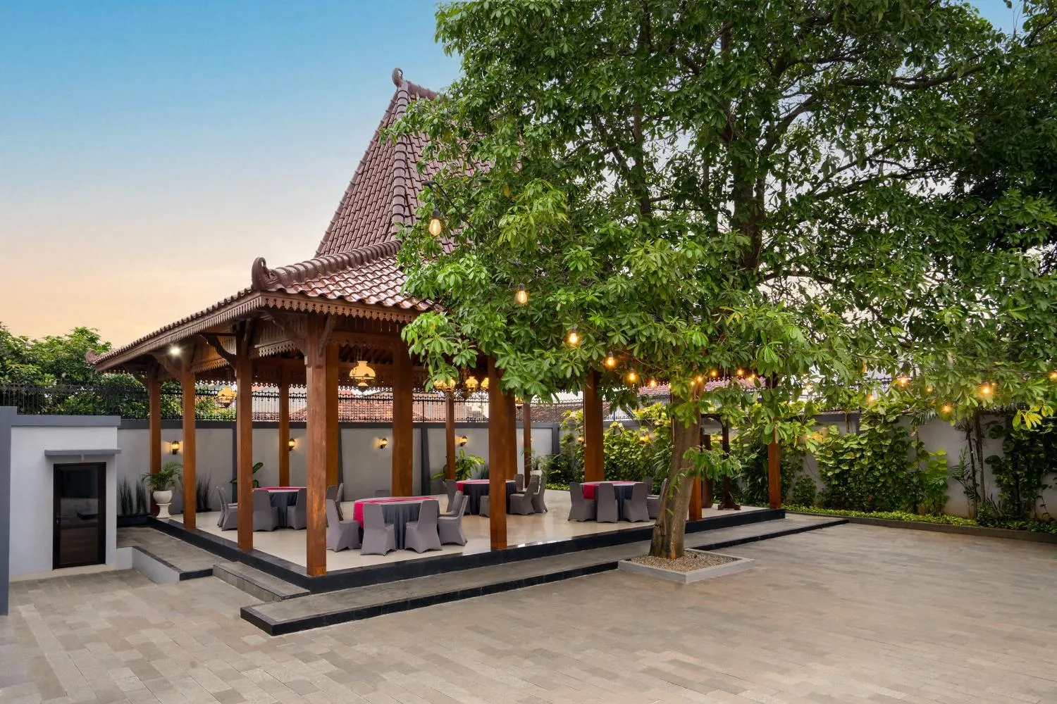 Restaurant/places to eat in Aston Inn Rembang