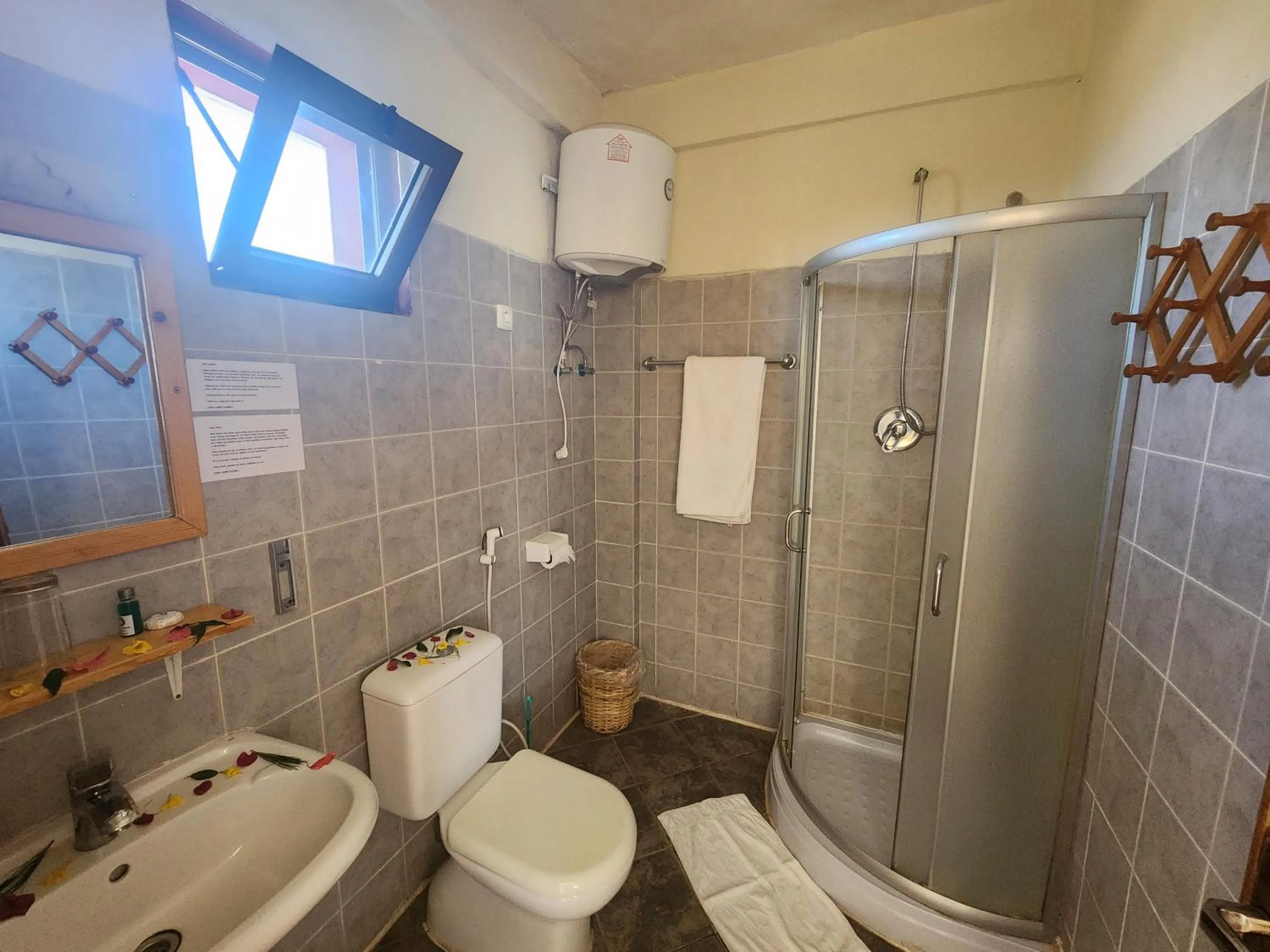 Shower in Sora Lodge Lalibela