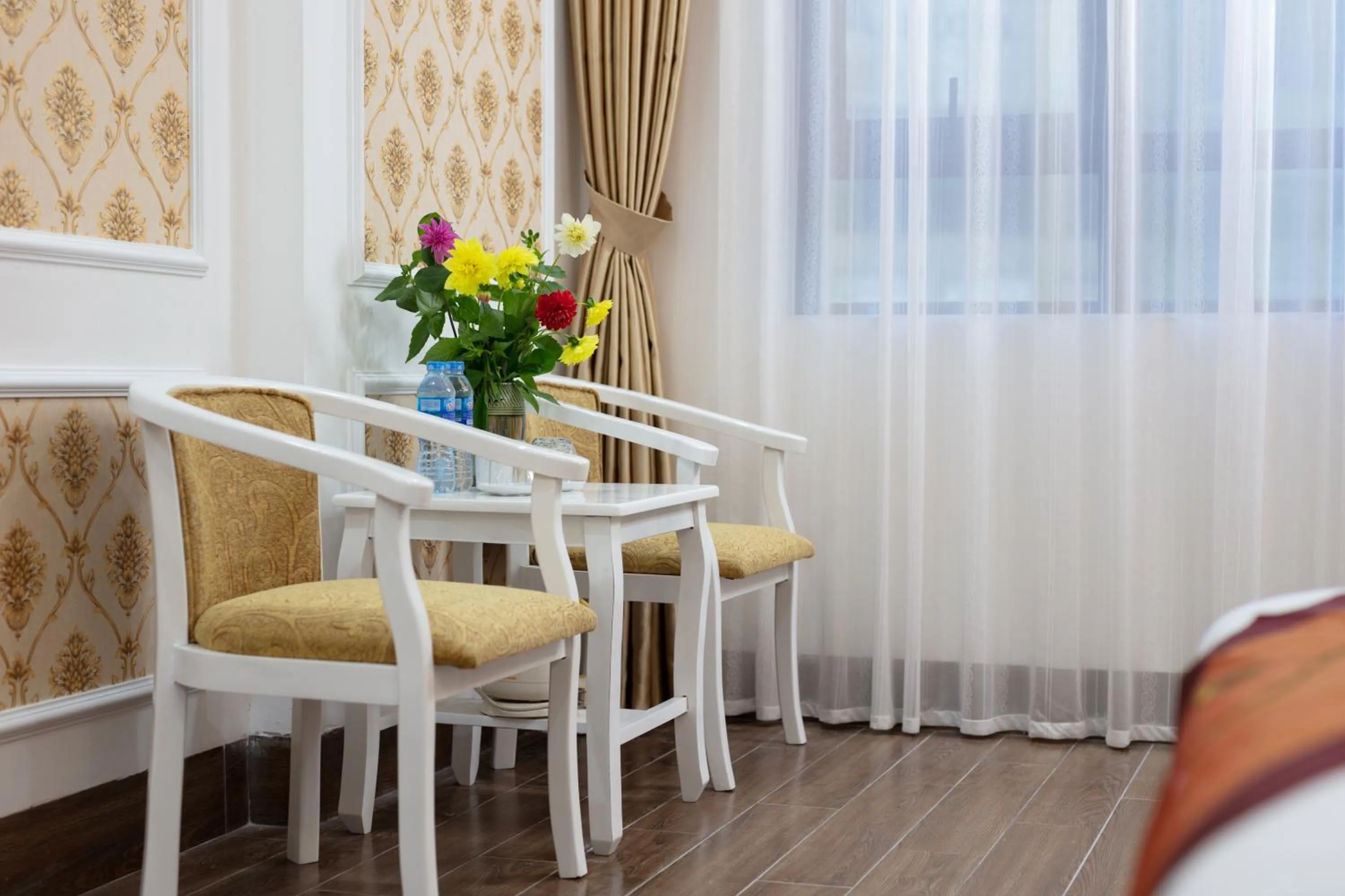 Seating area, Bed in Busan Hotel