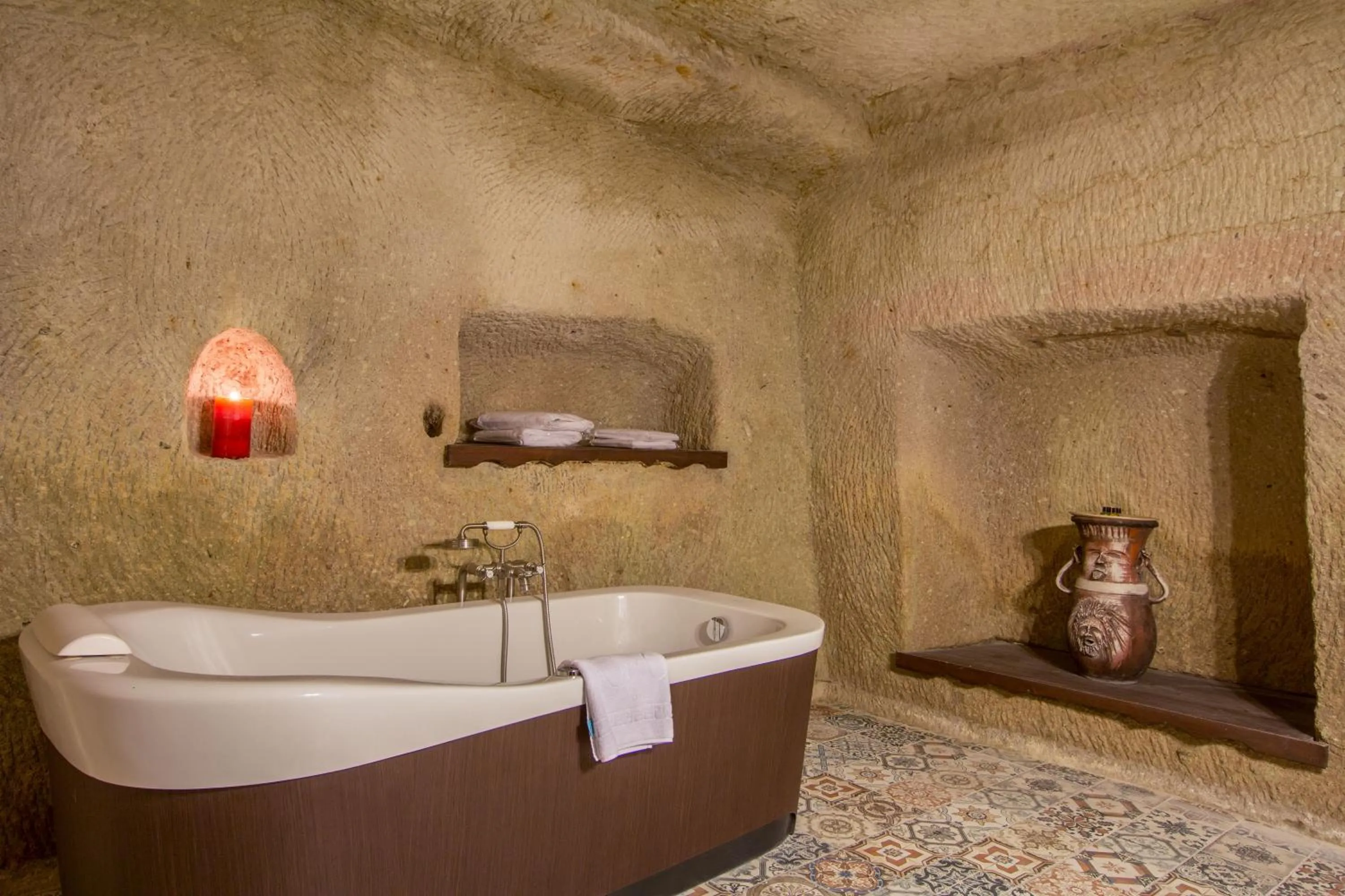 Hot Tub in Cappadocia Minia Cave Hotel