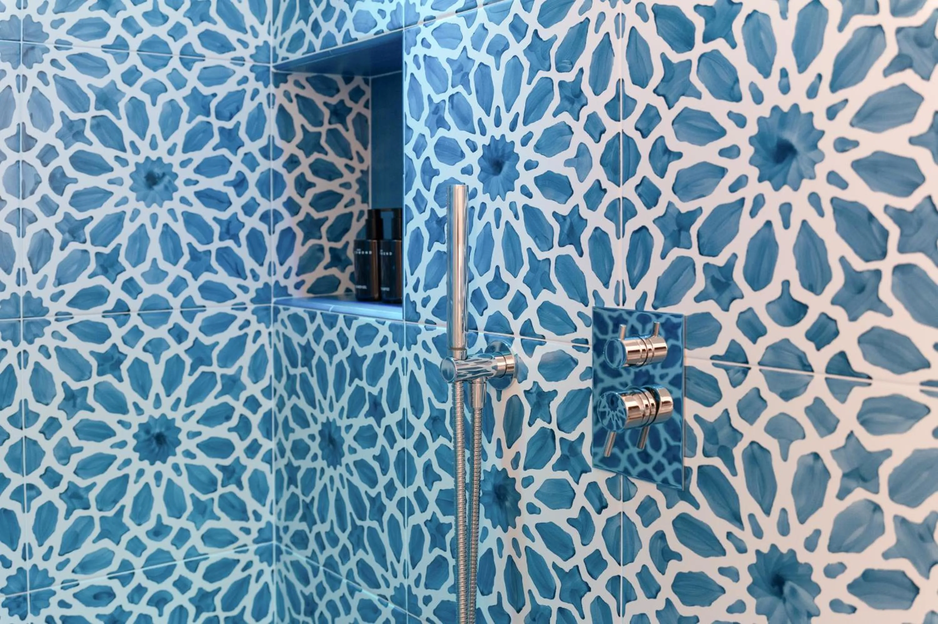 Shower in La Casa dell'Orologio - MAIN SQUARE