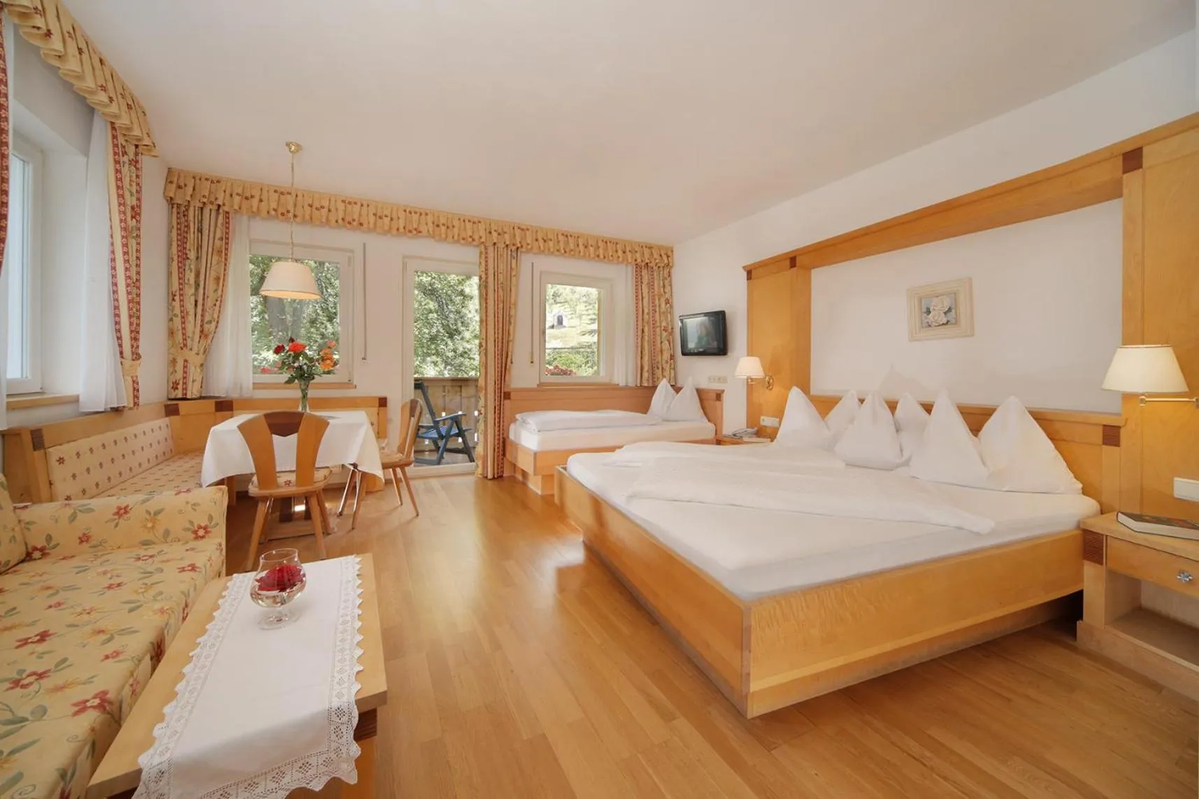 Photo of the whole room, Bed in Family Hotel Gutenberg