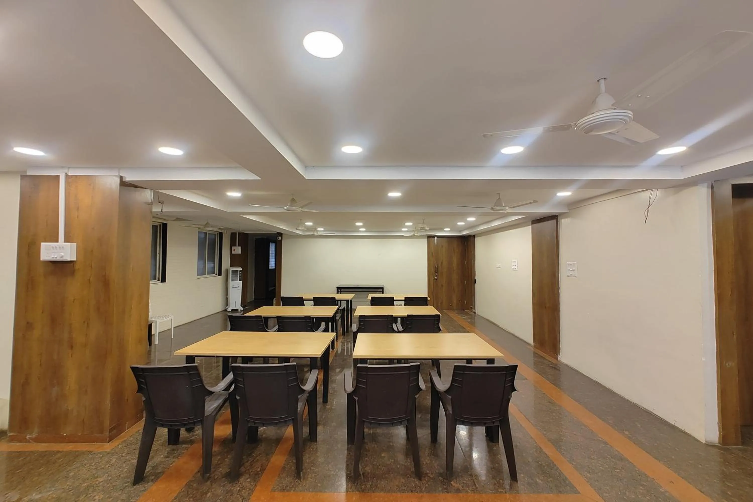 Restaurant/places to eat in Hotel Sai Inn Executive