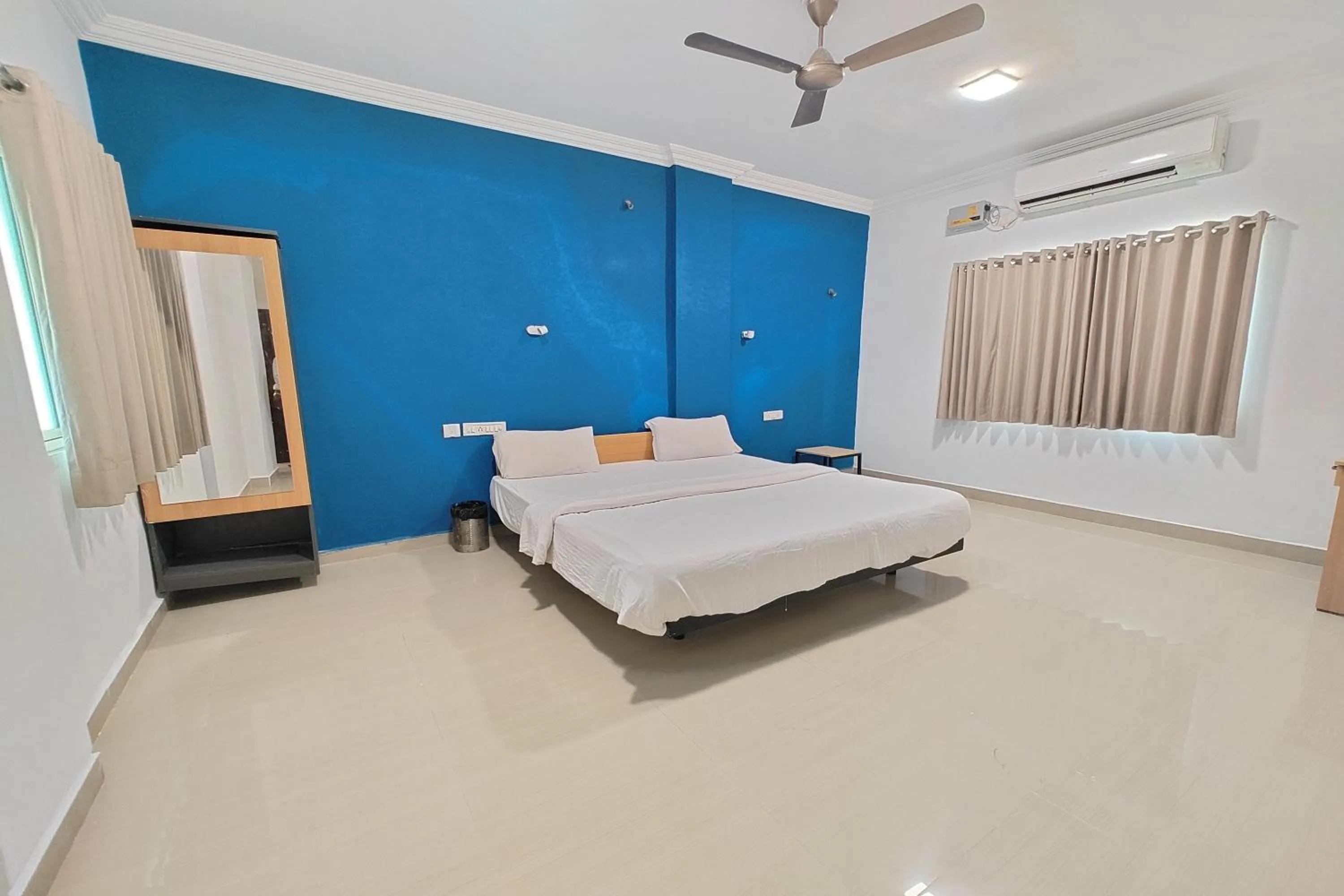 Bedroom, Bed in Hotel Sai Inn Executive