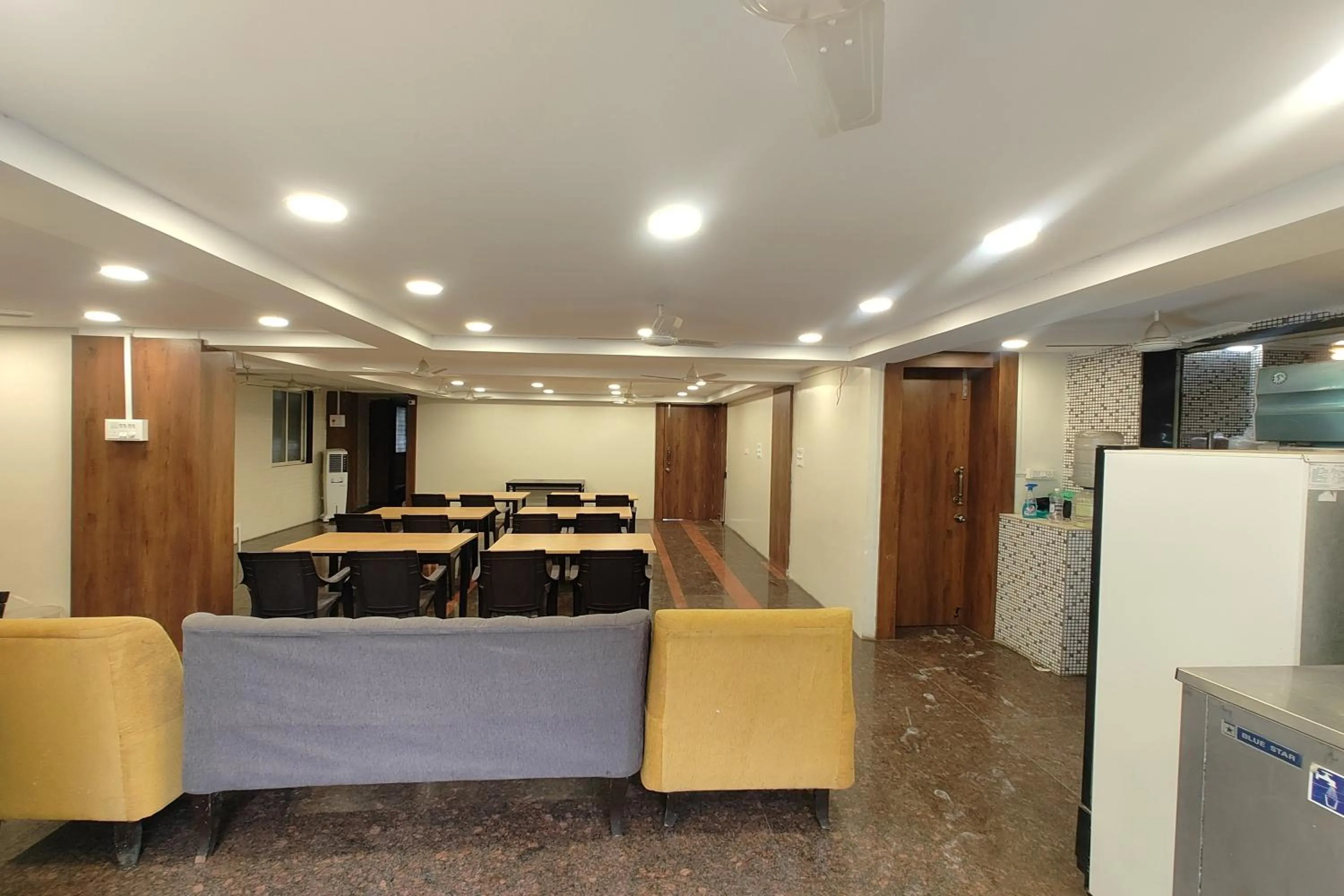 Restaurant/places to eat in Hotel Sai Inn Executive