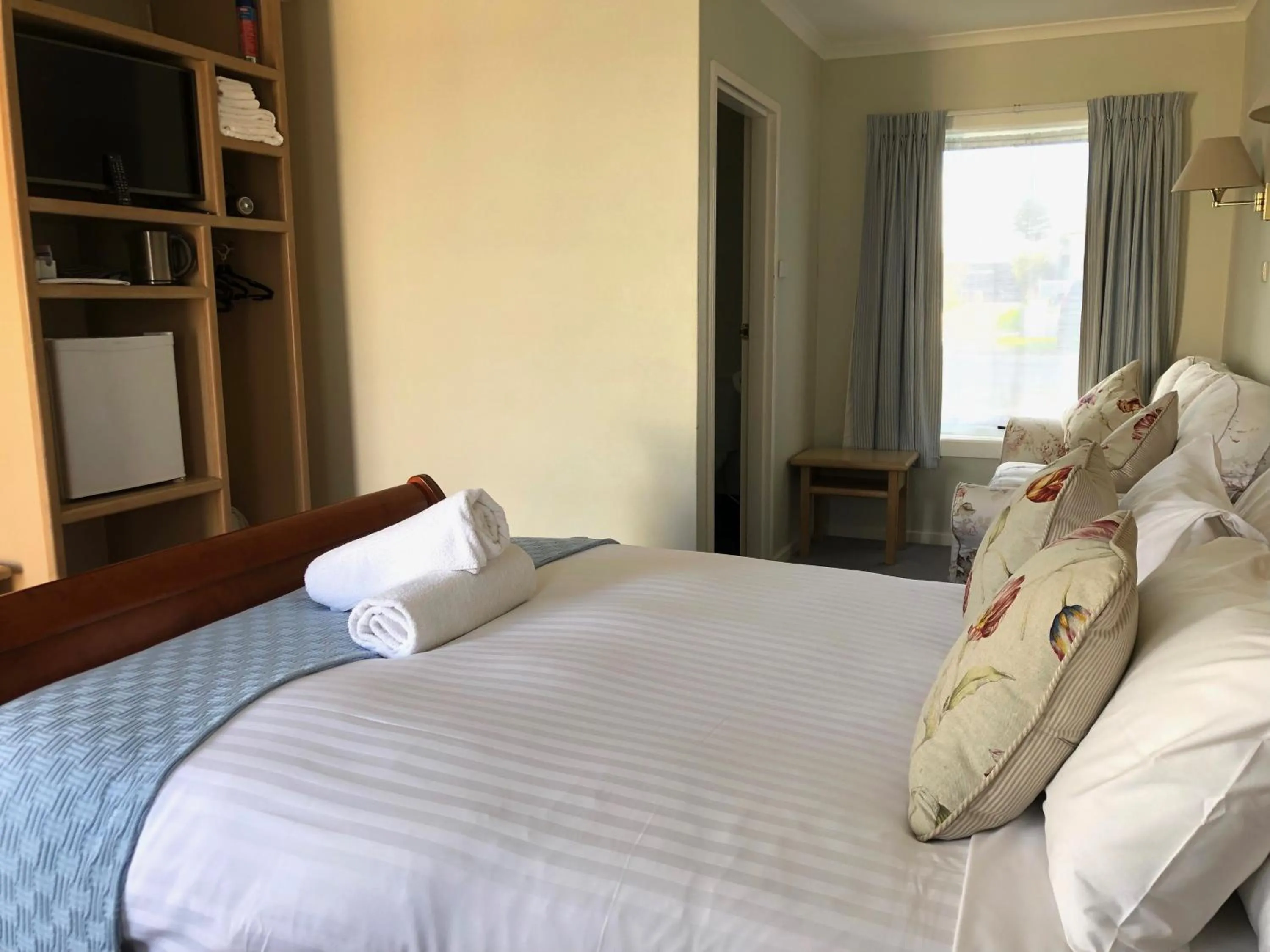 Bedroom, Bed in Douglas Riverside