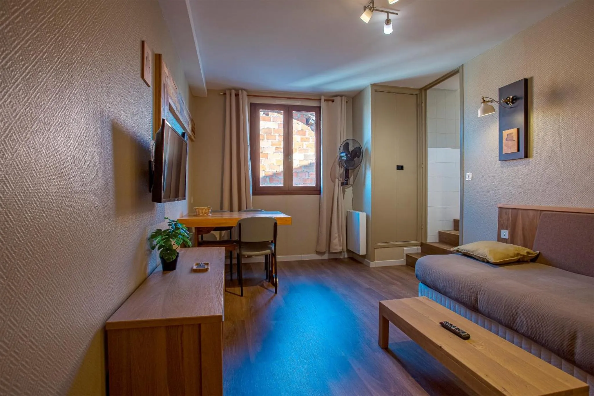 Living room, Bed in Résidence L'Atelier