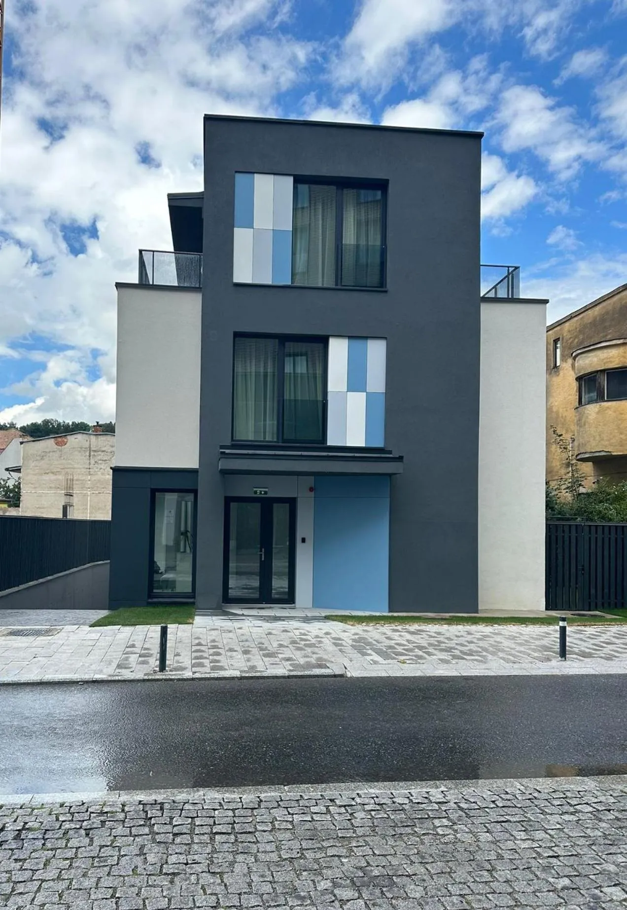 Property building in Syndicate Lodging Aparthotel