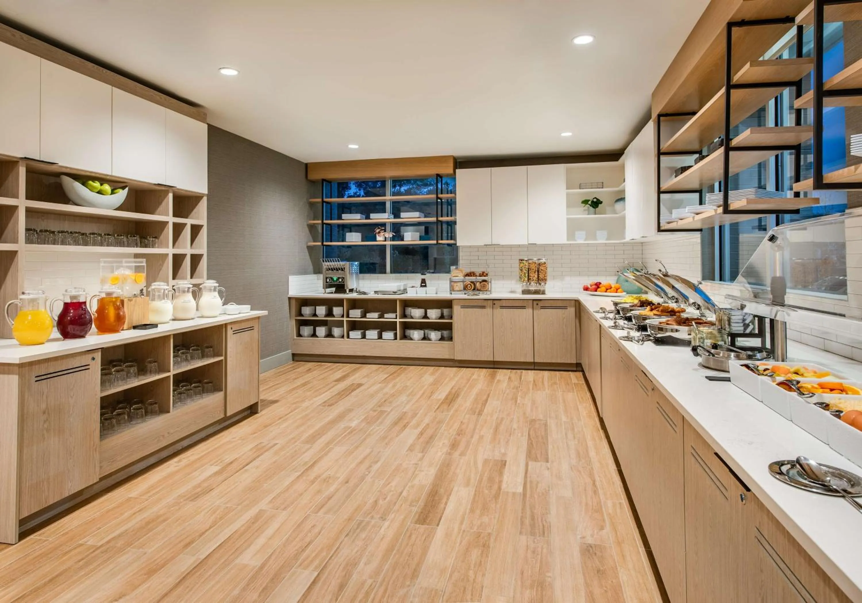 Restaurant/places to eat in Hyatt House Bwi Airport/Baltimore