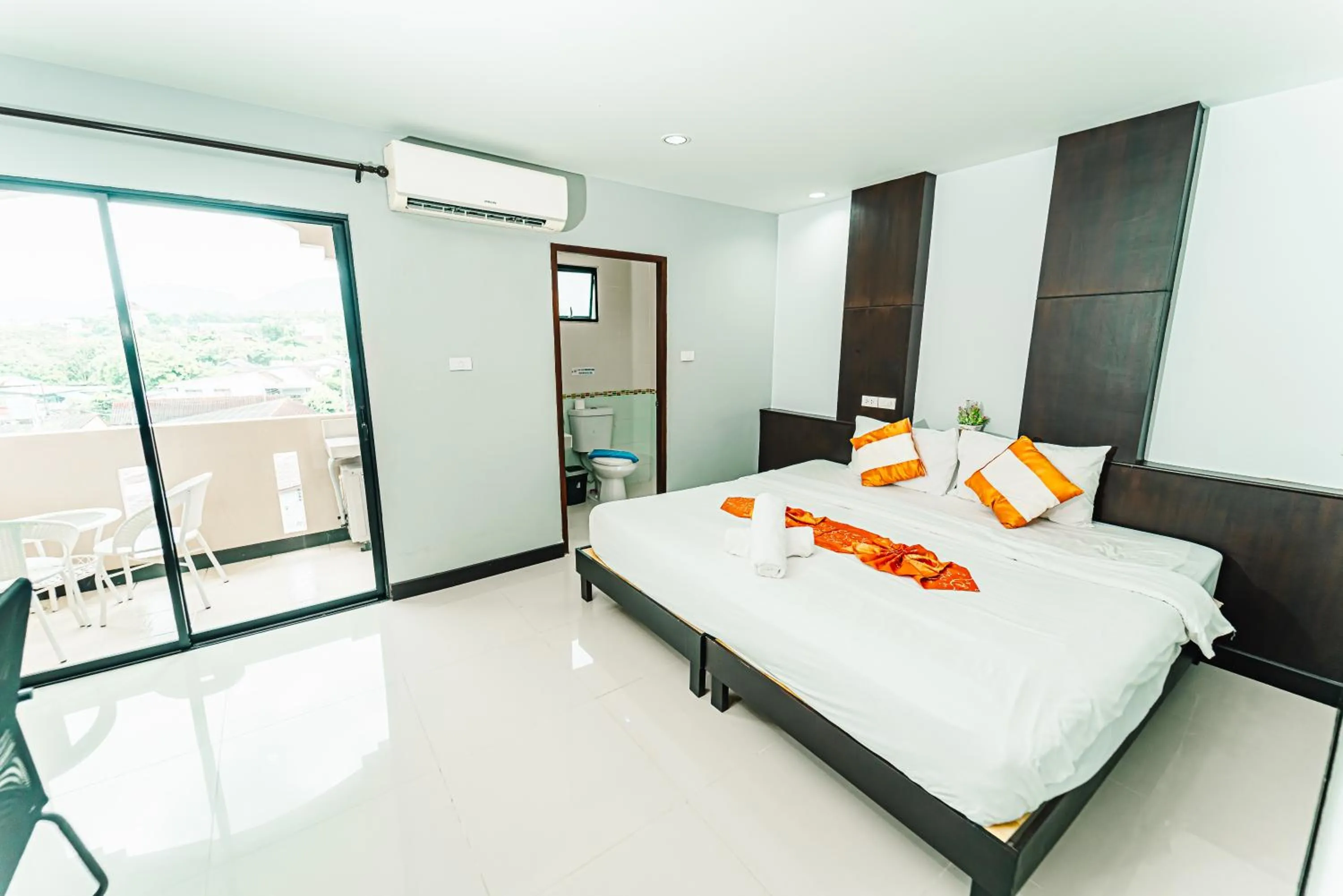Photo of the whole room, Bed in Saiyuan Residence Phuket